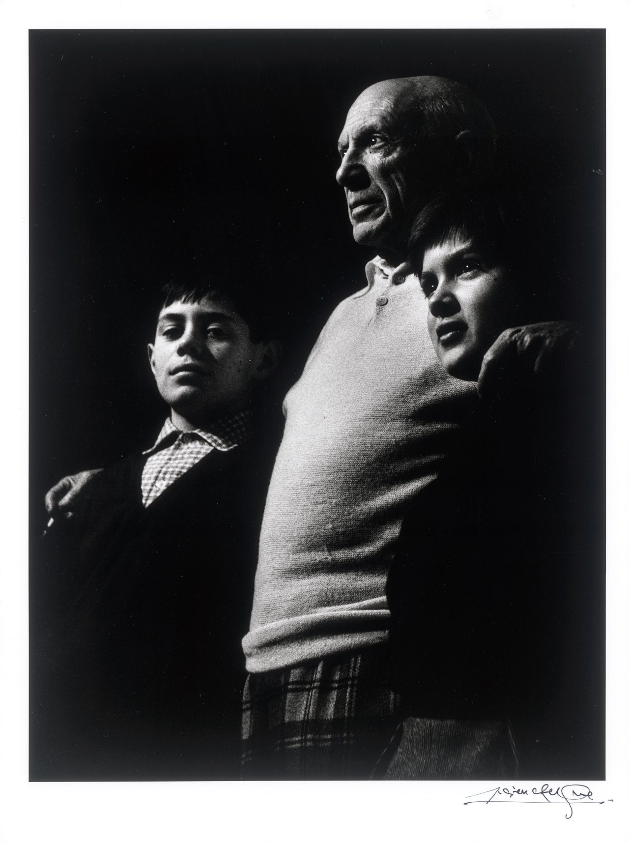 Auf diesem Bild ist das folgende Kunstwerk zu sehen: Lucien Clergue. „Picasso, Claude et Paloma, La Californie, Cannes“. 1956.