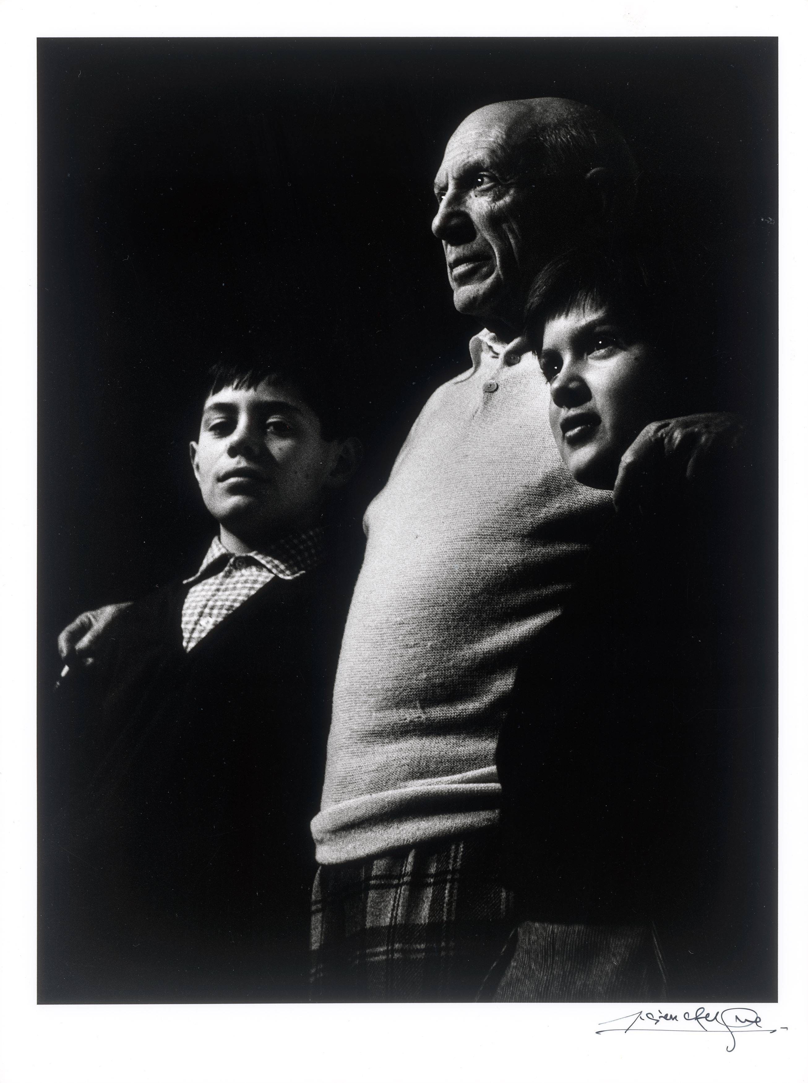 Auf diesem Bild ist das folgende Kunstwerk zu sehen: Lucien Clergue. „Picasso, Claude et Paloma, La Californie, Cannes“. 1956.