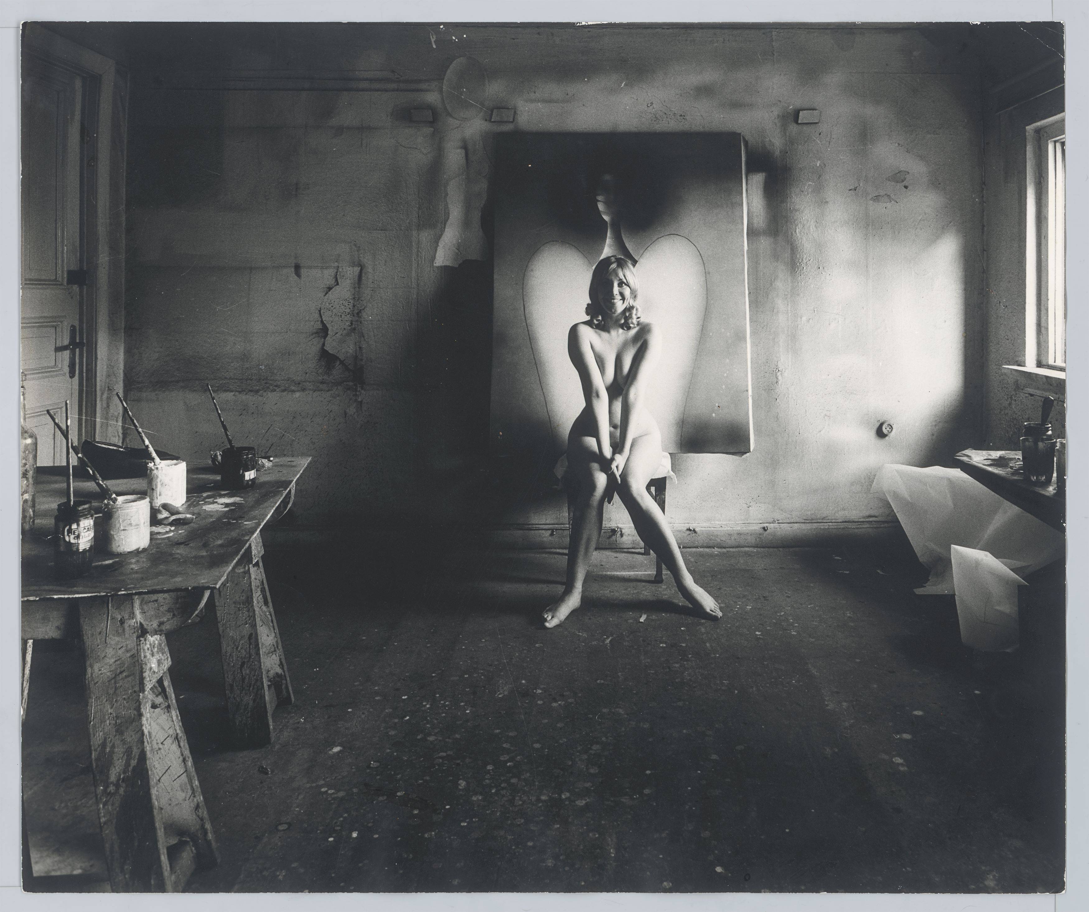 Auf diesem Bild ist das folgende Kunstwerk zu sehen: Karin Székessy (d.i. Wunderlich). Jutta im Atelier von Paul Wunderlich. 1967.