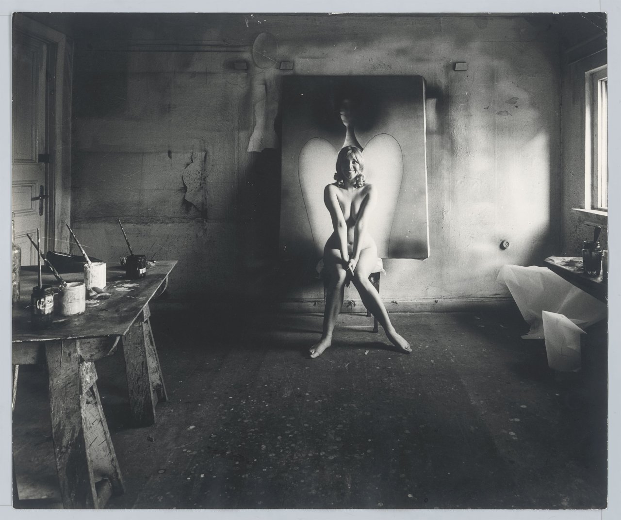Auf diesem Bild ist das folgende Kunstwerk zu sehen: Karin Székessy (d.i. Wunderlich). Jutta im Atelier von Paul Wunderlich. 1967.