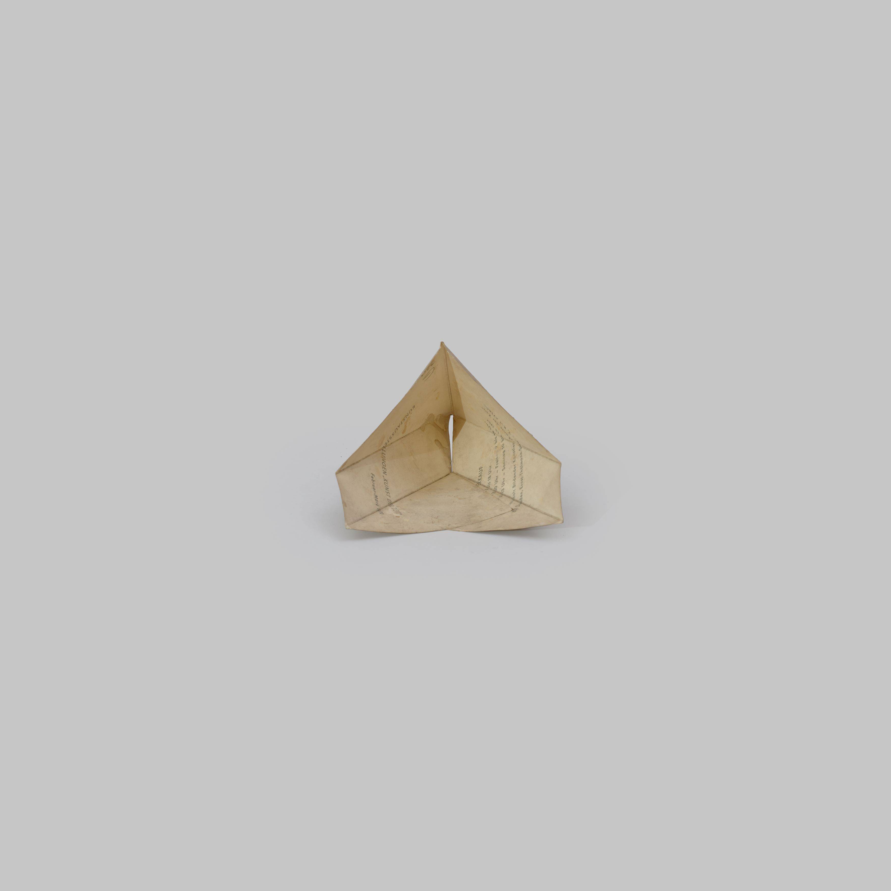 Auf diesem Bild ist das folgende Kunstwerk zu sehen: Hermann Glöckner. Symmetrischer Körper, winklig mit 6 Kanten. 1970.