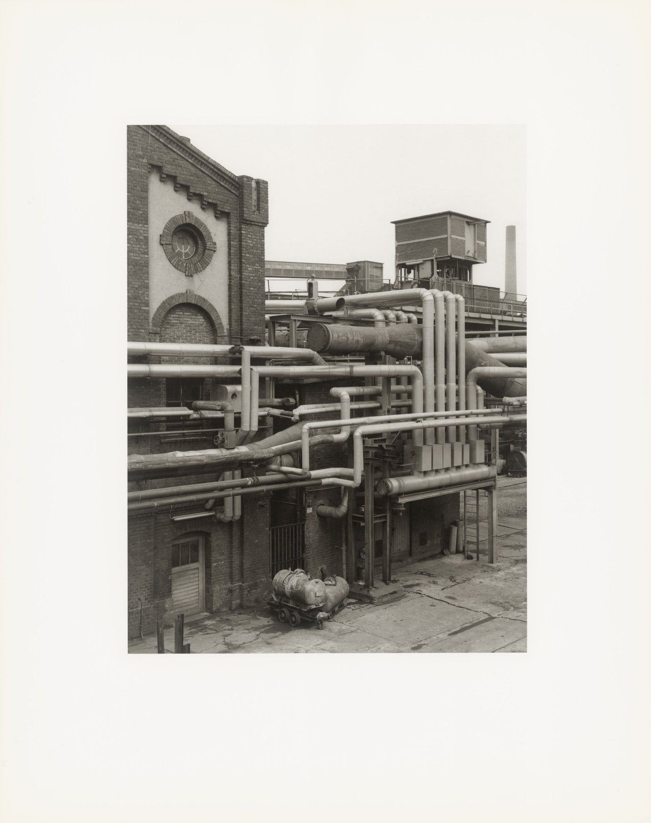 Auf diesem Bild ist das folgende Kunstwerk zu sehen: Bernd und Hilla Becher. „Walls and Conduits“. 1991.