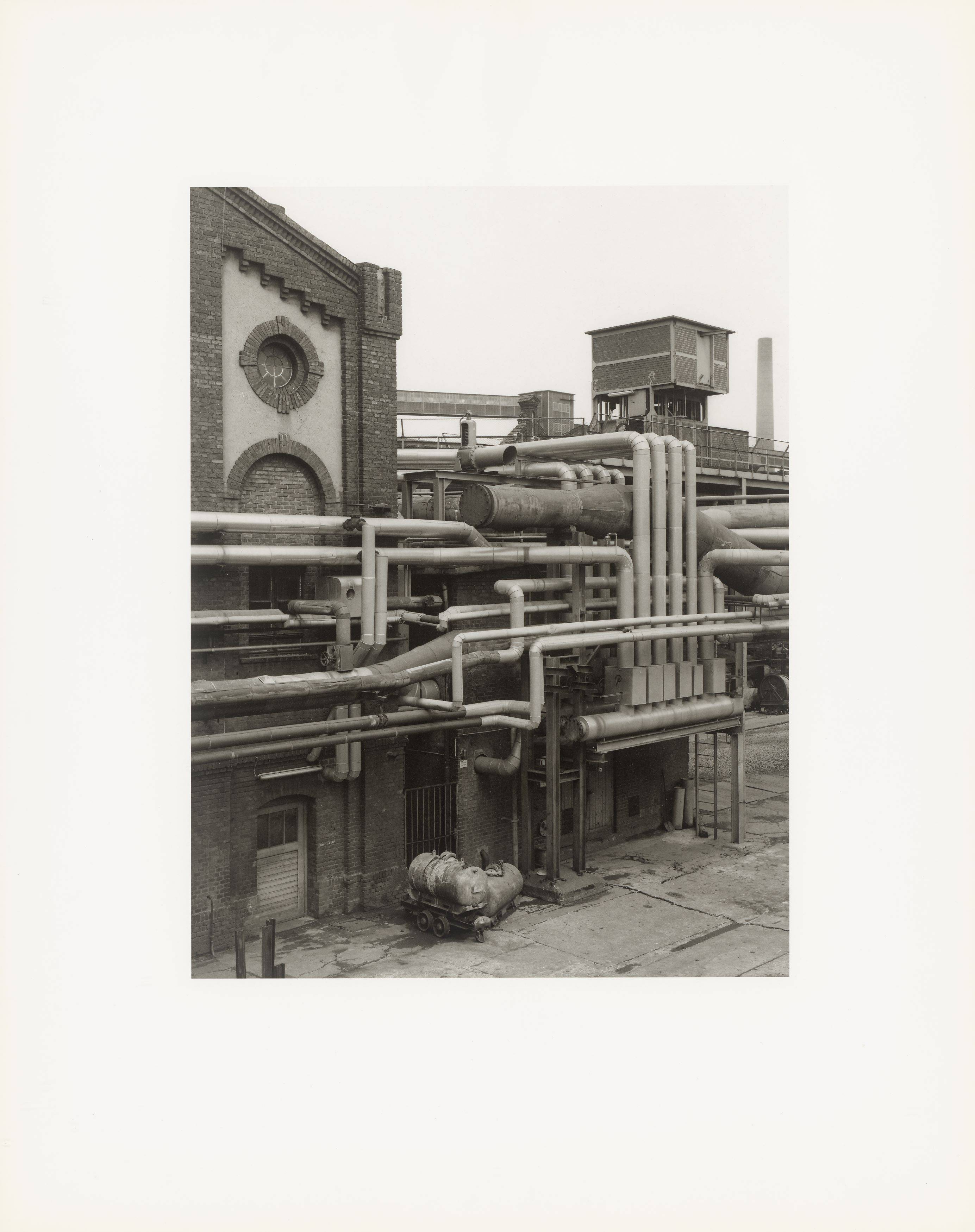 Auf diesem Bild ist das folgende Kunstwerk zu sehen: Bernd und Hilla Becher. „Walls and Conduits“. 1991.