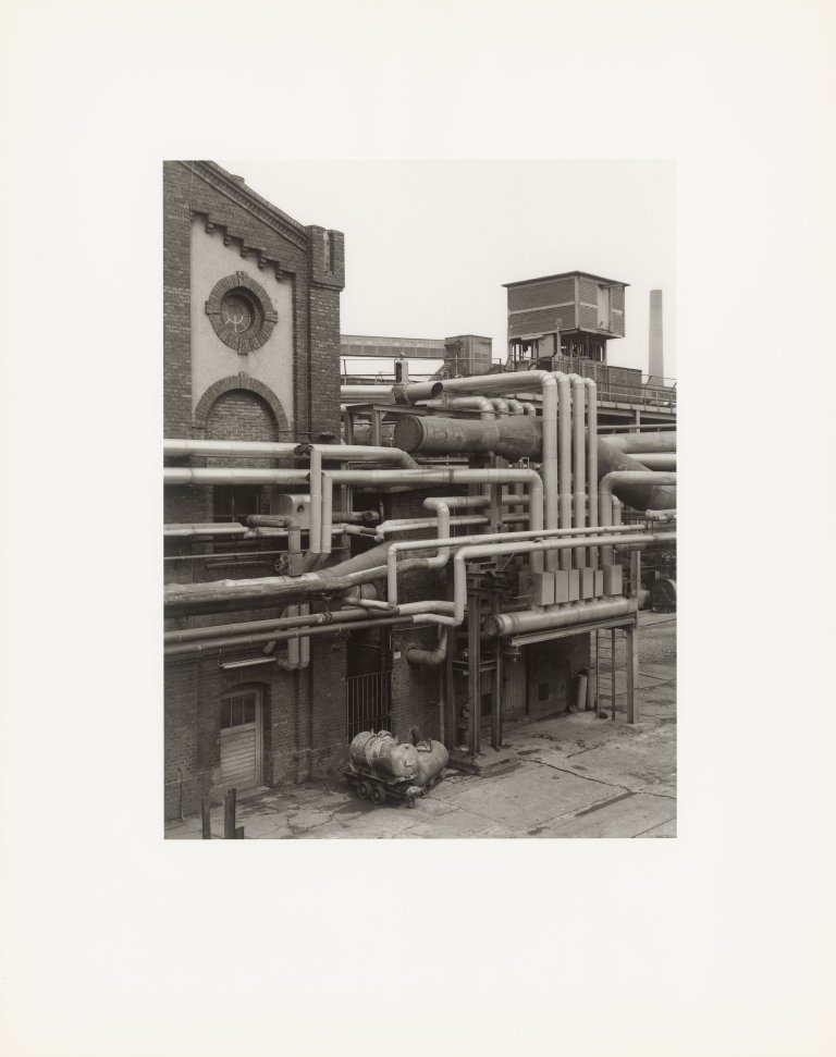 Auf diesem Bild ist das folgende Kunstwerk zu sehen: Bernd und Hilla Becher. „Walls and Conduits“. 1991.