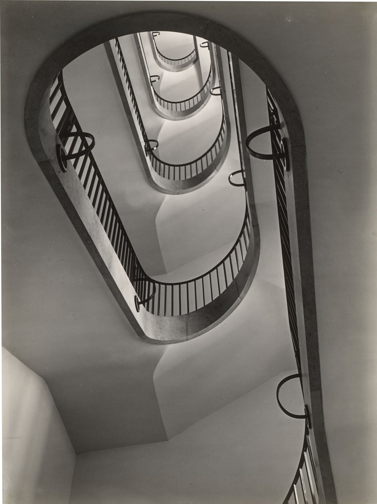 Auf diesem Bild ist das folgende Kunstwerk zu sehen: Max Baur. Konvolut: Treppenhäuser. 1950er–Jahre.