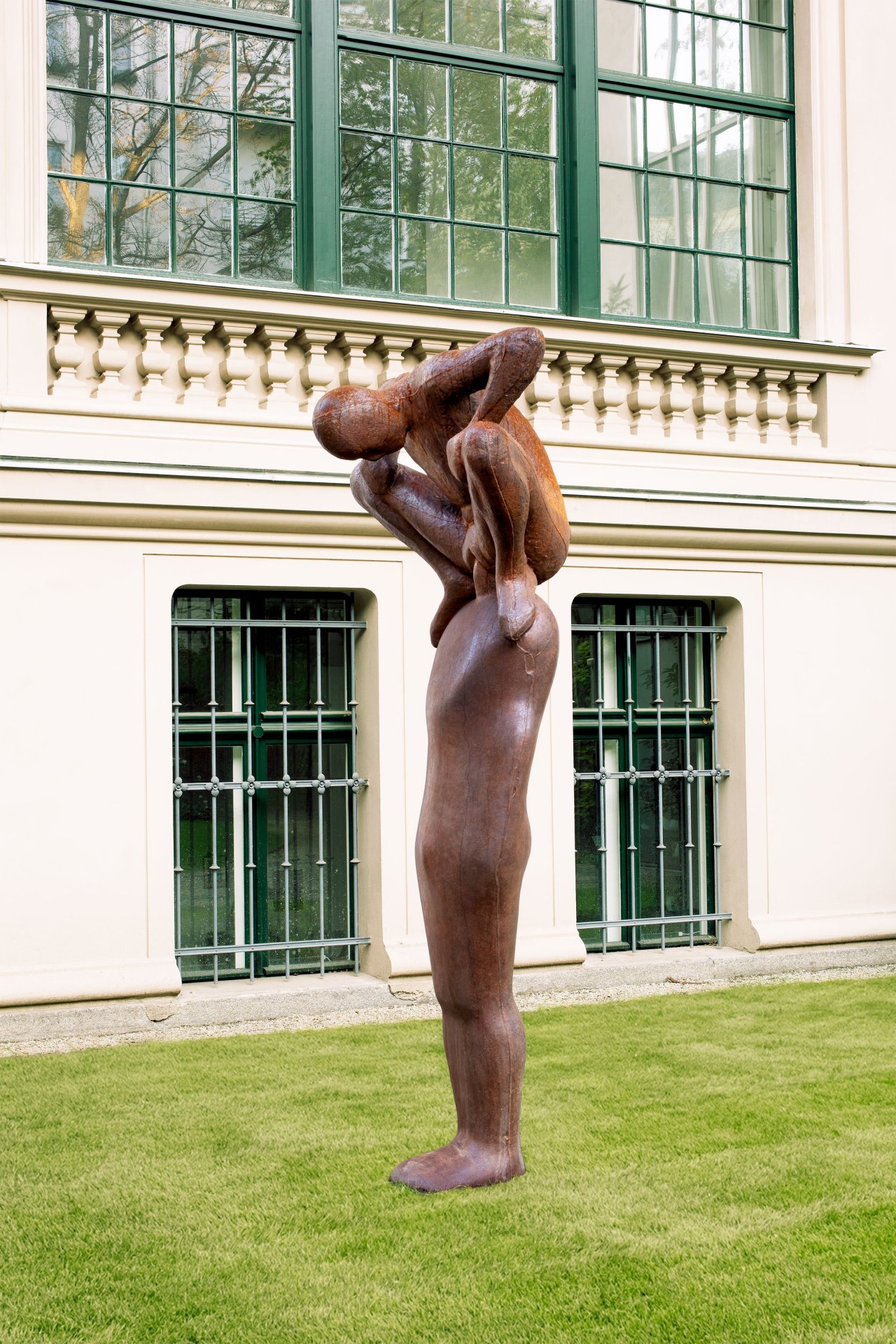 This picture shows the following artwork: Antony Gormley. Bearing II. 1995.