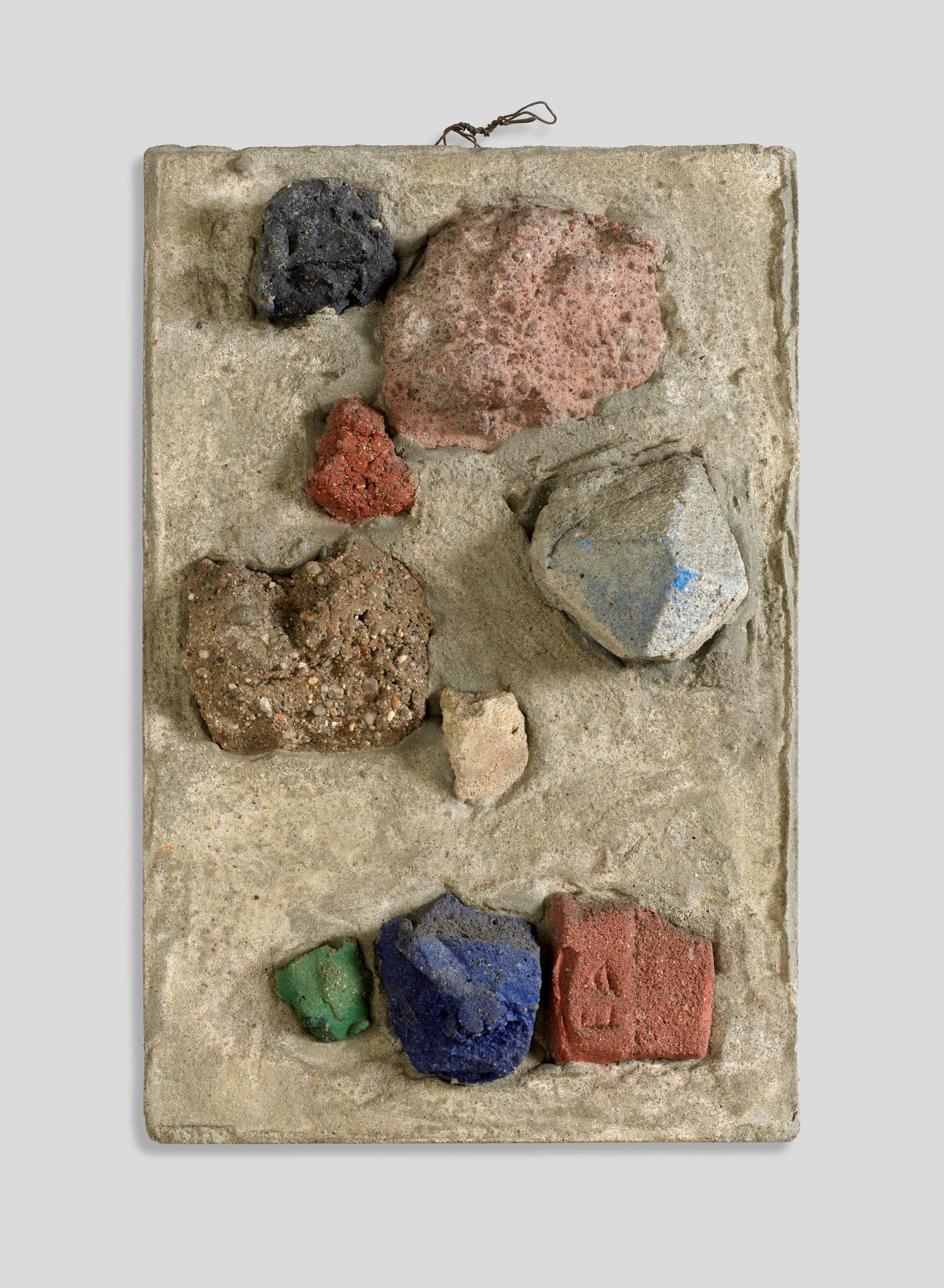 Auf diesem Bild ist das folgende Kunstwerk zu sehen: Hermann Glöckner. Neun Mörtelbrocken im Relief. 1960.