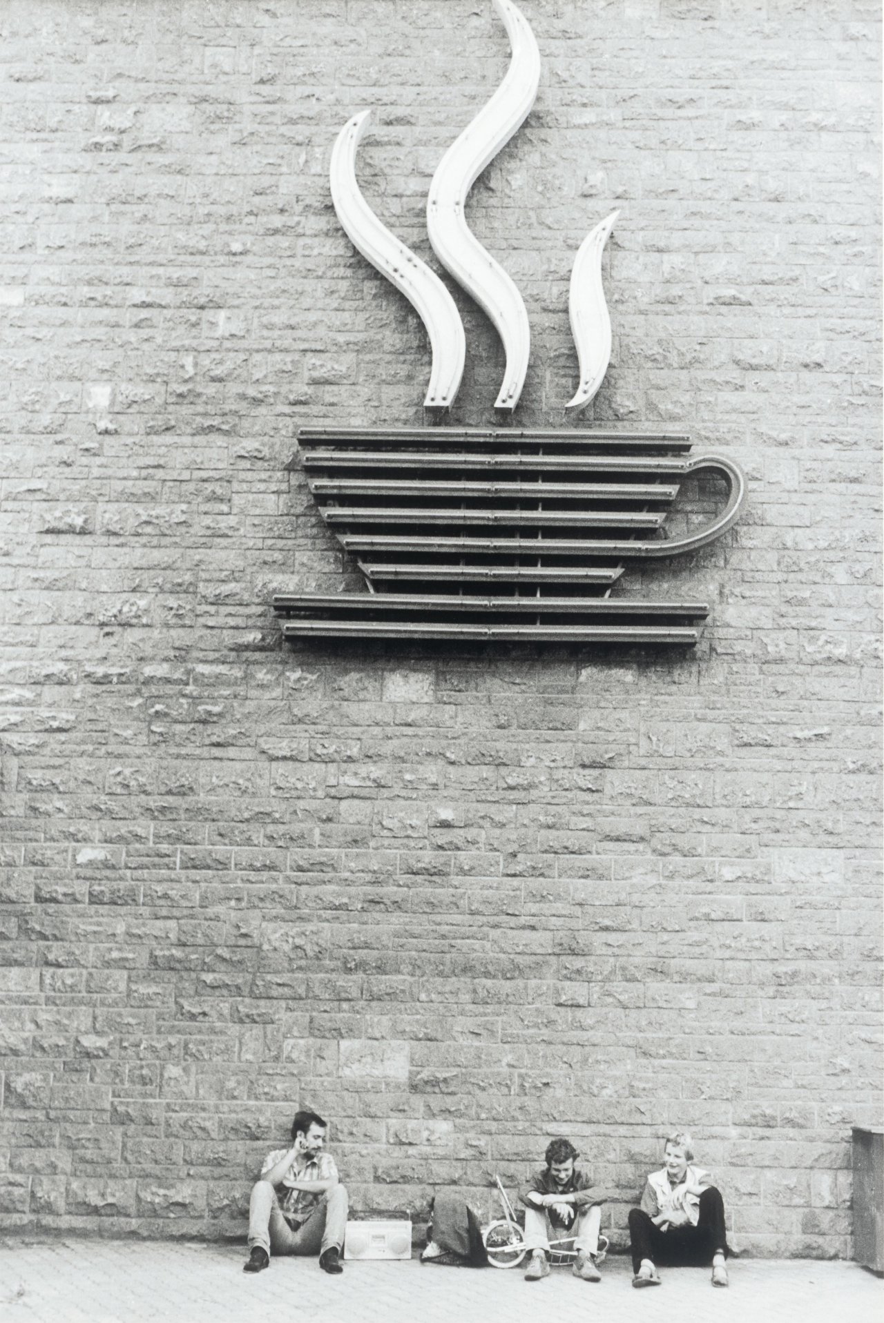 This picture shows the following artwork: Harald Hauswald. ”Am Wasserturm” / Bahnhof Lichtenberg. 1982 and 1980.