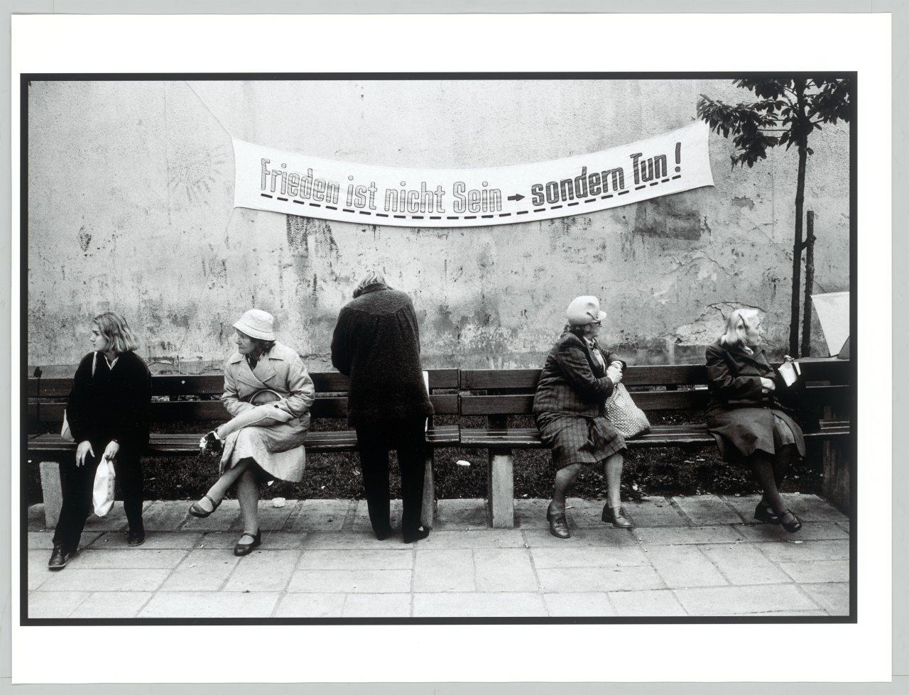 This picture shows the following artwork: Harald Hauswald. ”U-Bahn-Linie A” / Fest an der Panke. Each 1987.