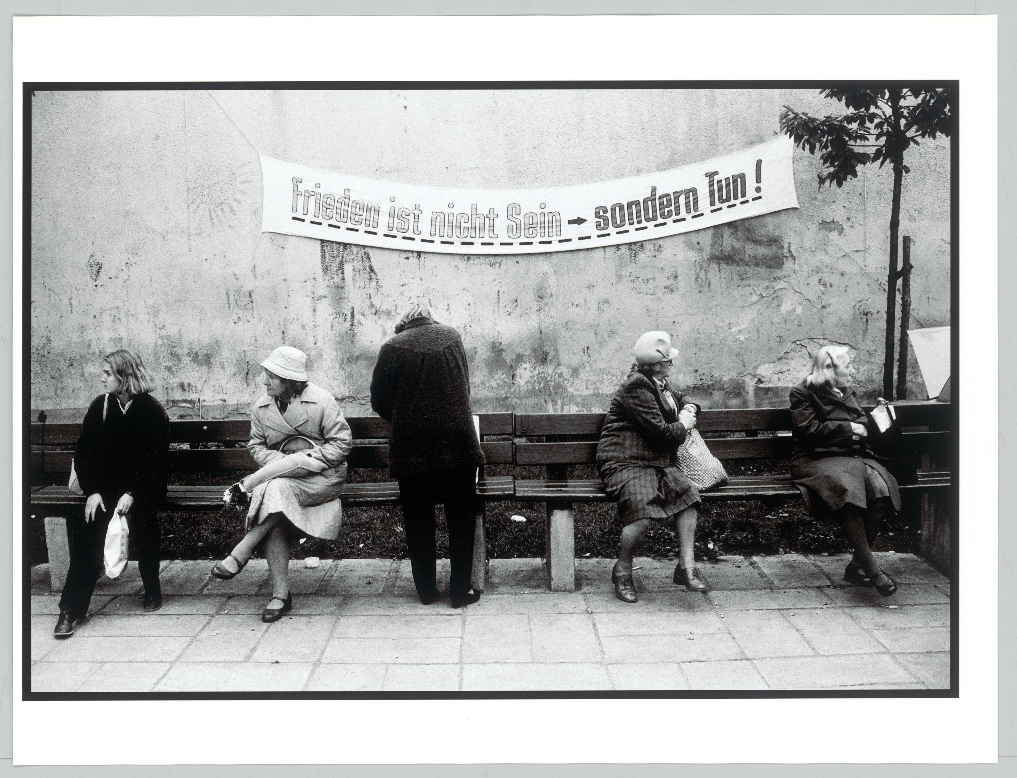 This picture shows the following artwork: Harald Hauswald. ”U-Bahn-Linie A” / Fest an der Panke. Each 1987.