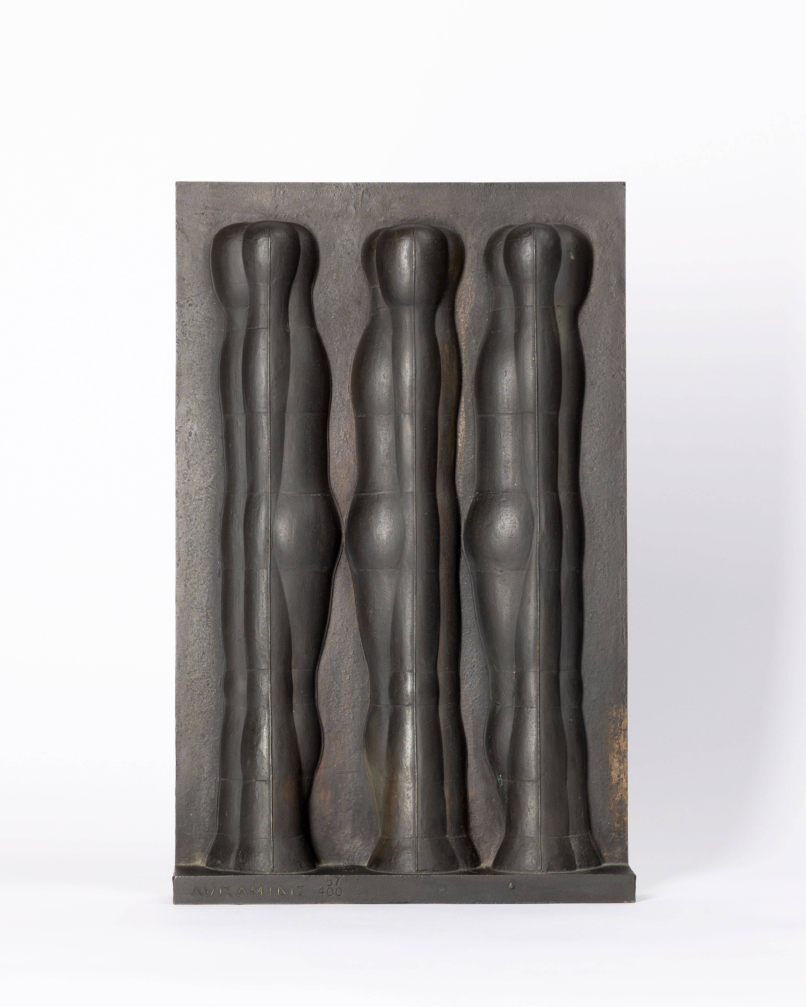 Auf diesem Bild ist das folgende Kunstwerk zu sehen: Joannis Avramidis. „Kleines Relief mit drei Figuren“. 1965-76.
