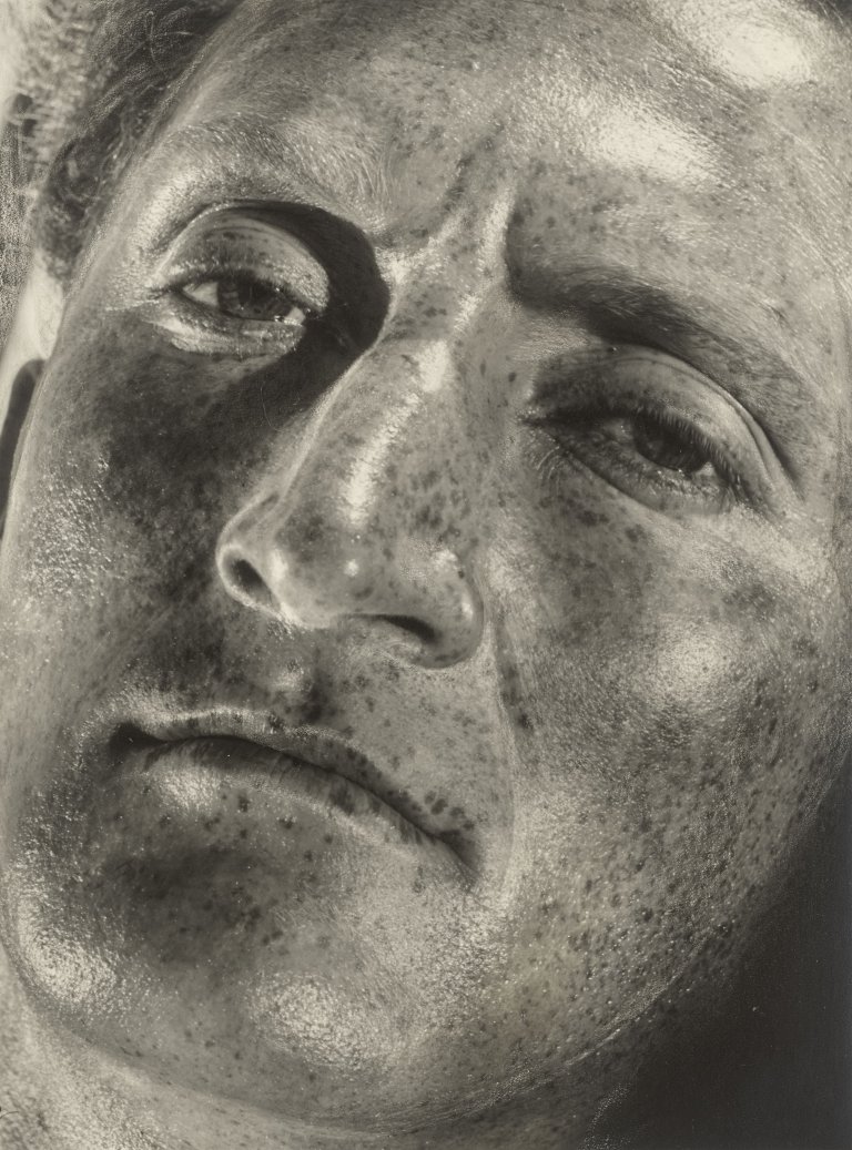 Auf diesem Bild ist das folgende Kunstwerk zu sehen: Helmar Lerski (d.i. Schmuklerski, Israel). Verwandlungen durch Licht, Tel-Aviv. 1935–1936.