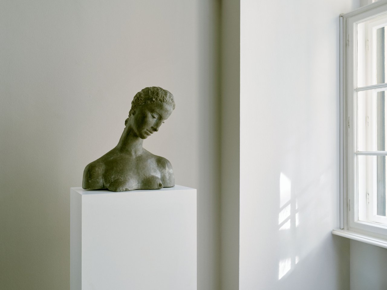 Auf diesem Bild ist das folgende Kunstwerk zu sehen: Wilhelm Lehmbruck. „Büste der Knienden (Geneigter Frauenkopf)“. 1912/14.