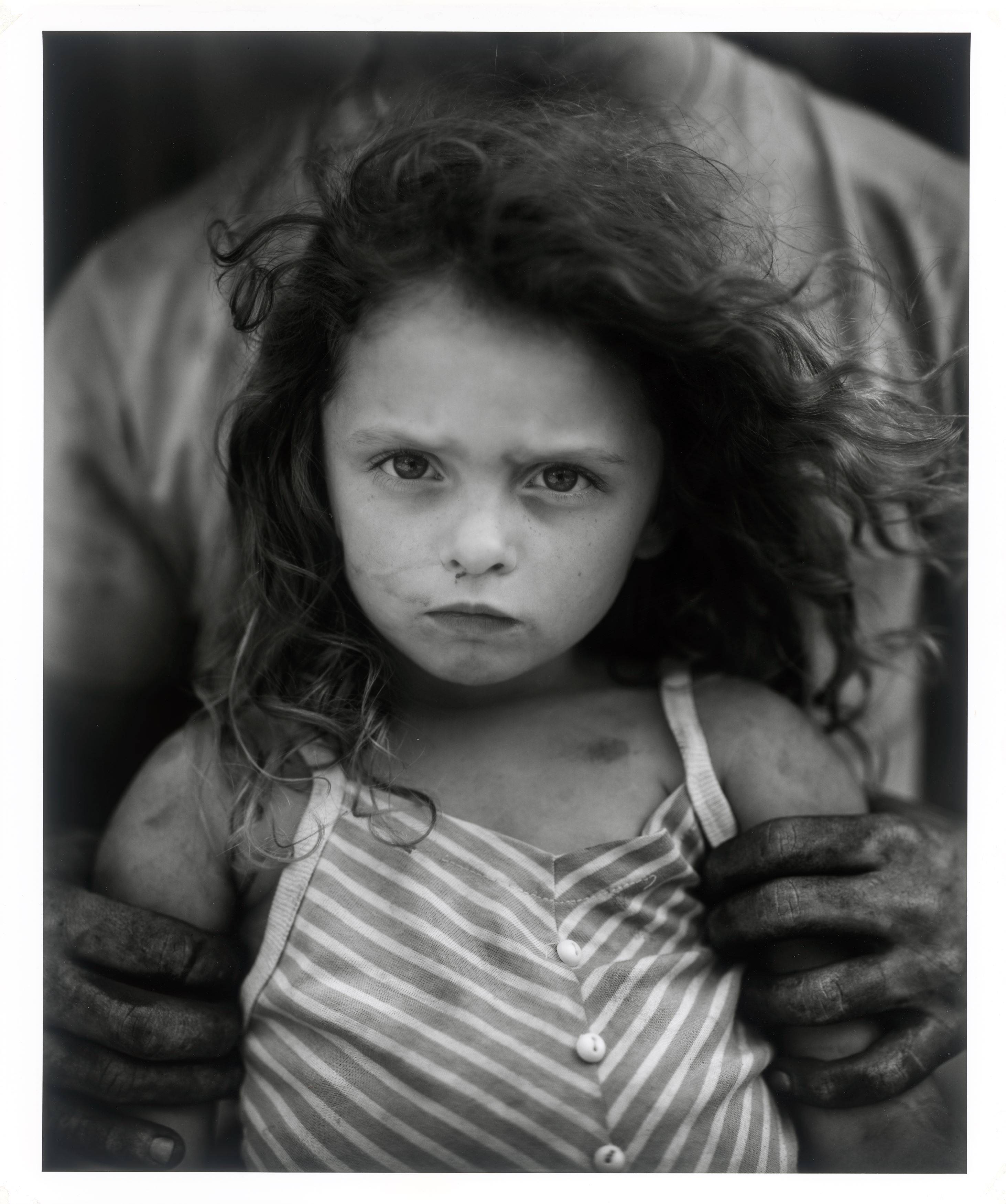 Auf diesem Bild ist das folgende Kunstwerk zu sehen: Sally Mann. „Holding Virginia“. 1989.