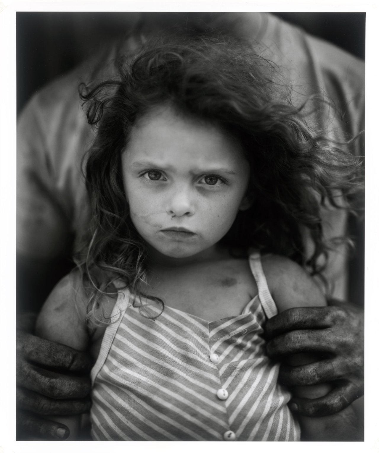 Auf diesem Bild ist das folgende Kunstwerk zu sehen: Sally Mann. „Holding Virginia“. 1989.