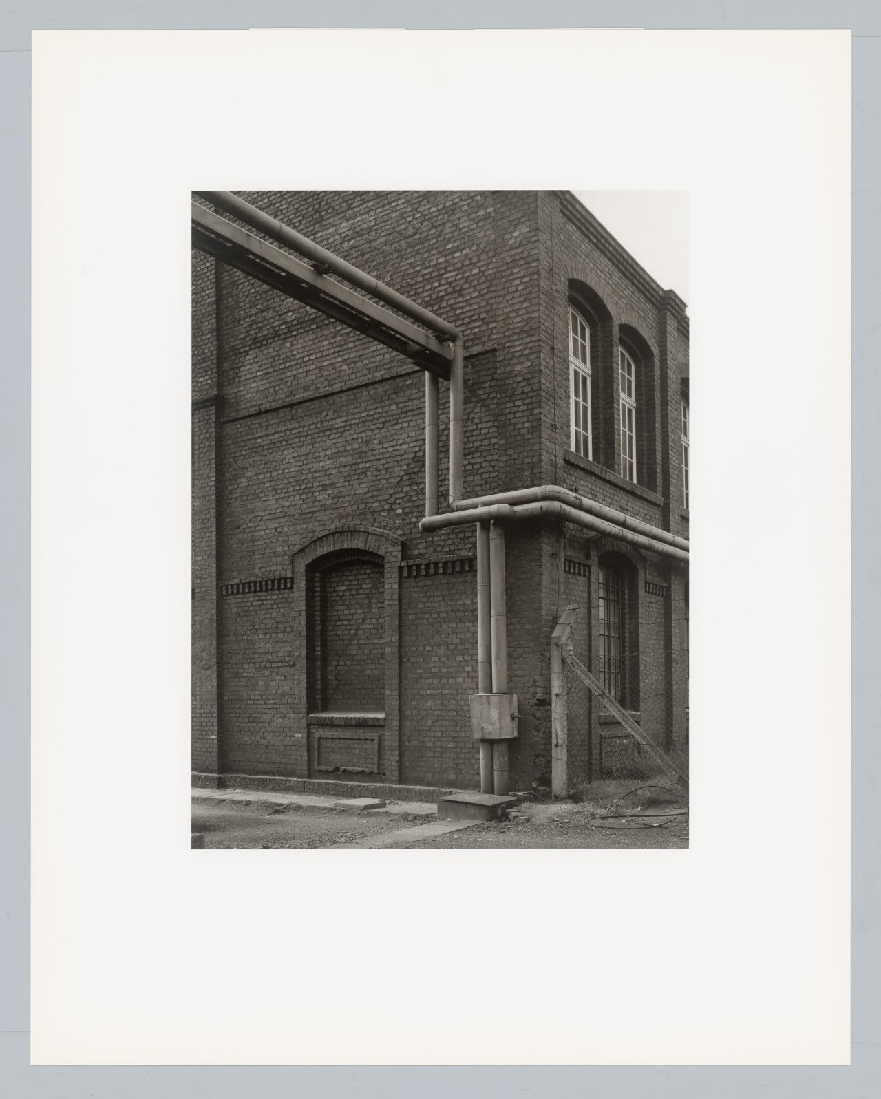 Auf diesem Bild ist das folgende Kunstwerk zu sehen: Bernd und Hilla Becher. „Walls and Conduits“. 1991.
