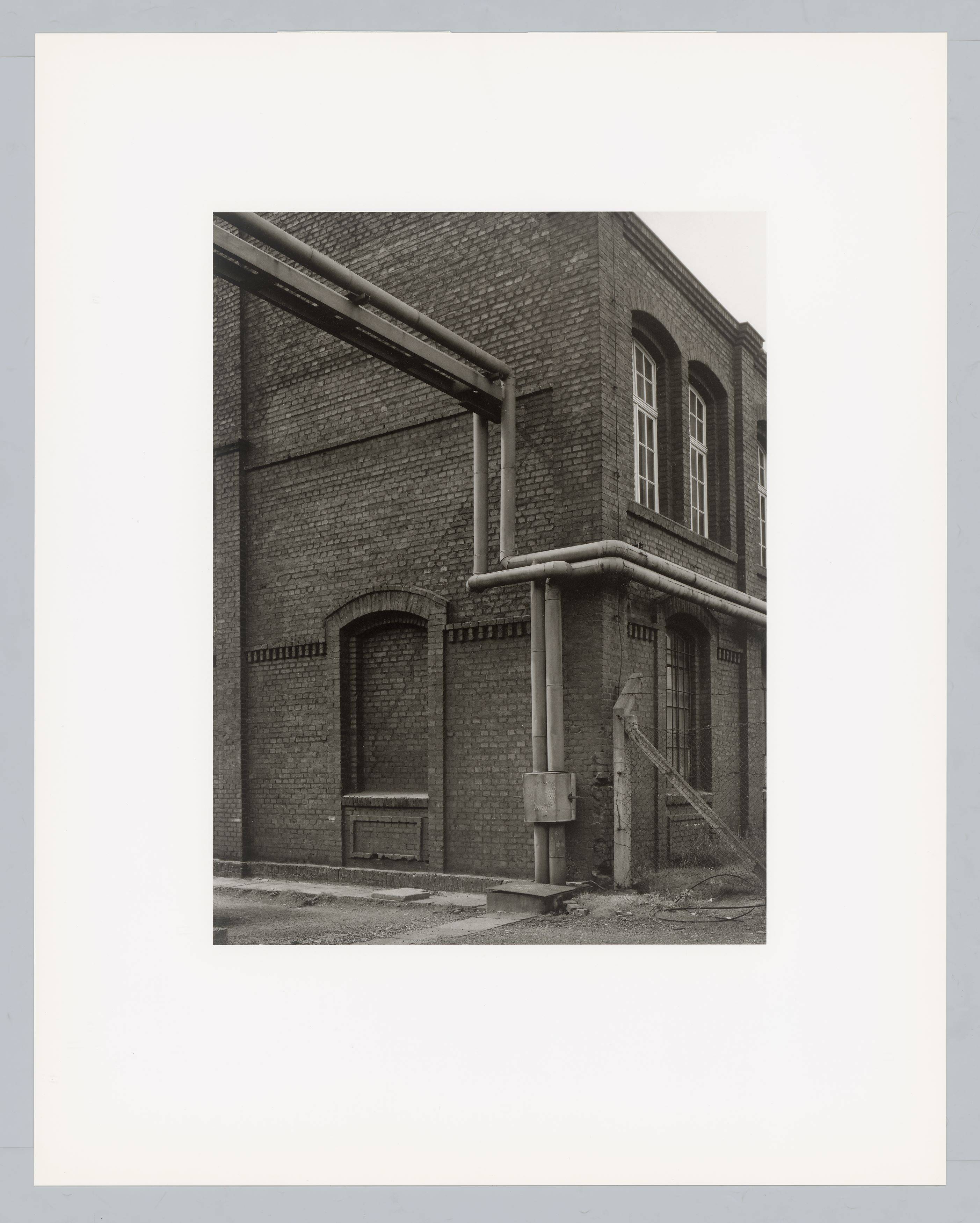 Auf diesem Bild ist das folgende Kunstwerk zu sehen: Bernd und Hilla Becher. „Walls and Conduits“. 1991.
