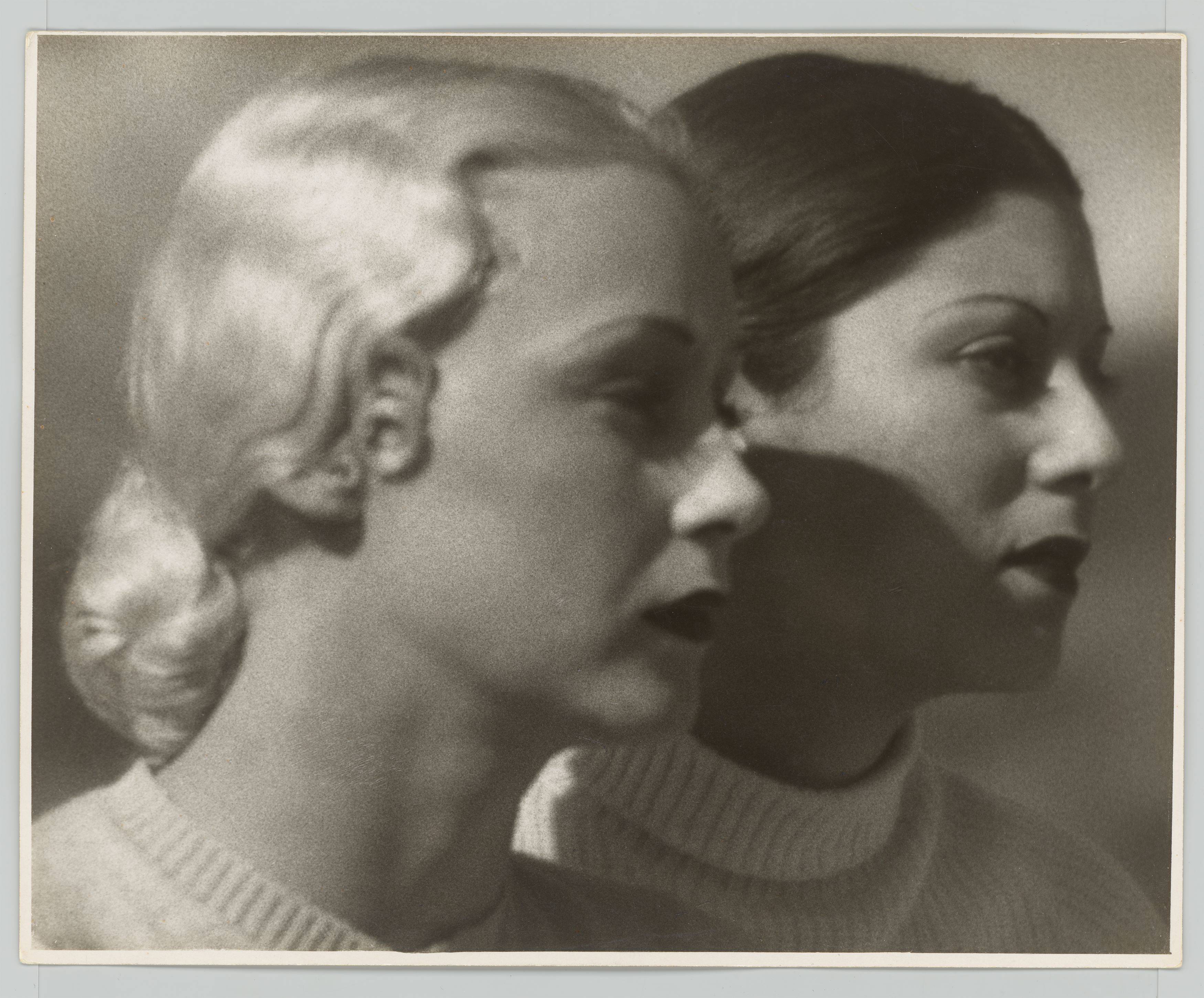 Auf diesem Bild ist das folgende Kunstwerk zu sehen: Martin Munkácsi (d.i. Márton Memelstein). Hollywood Models. 1935–1940.