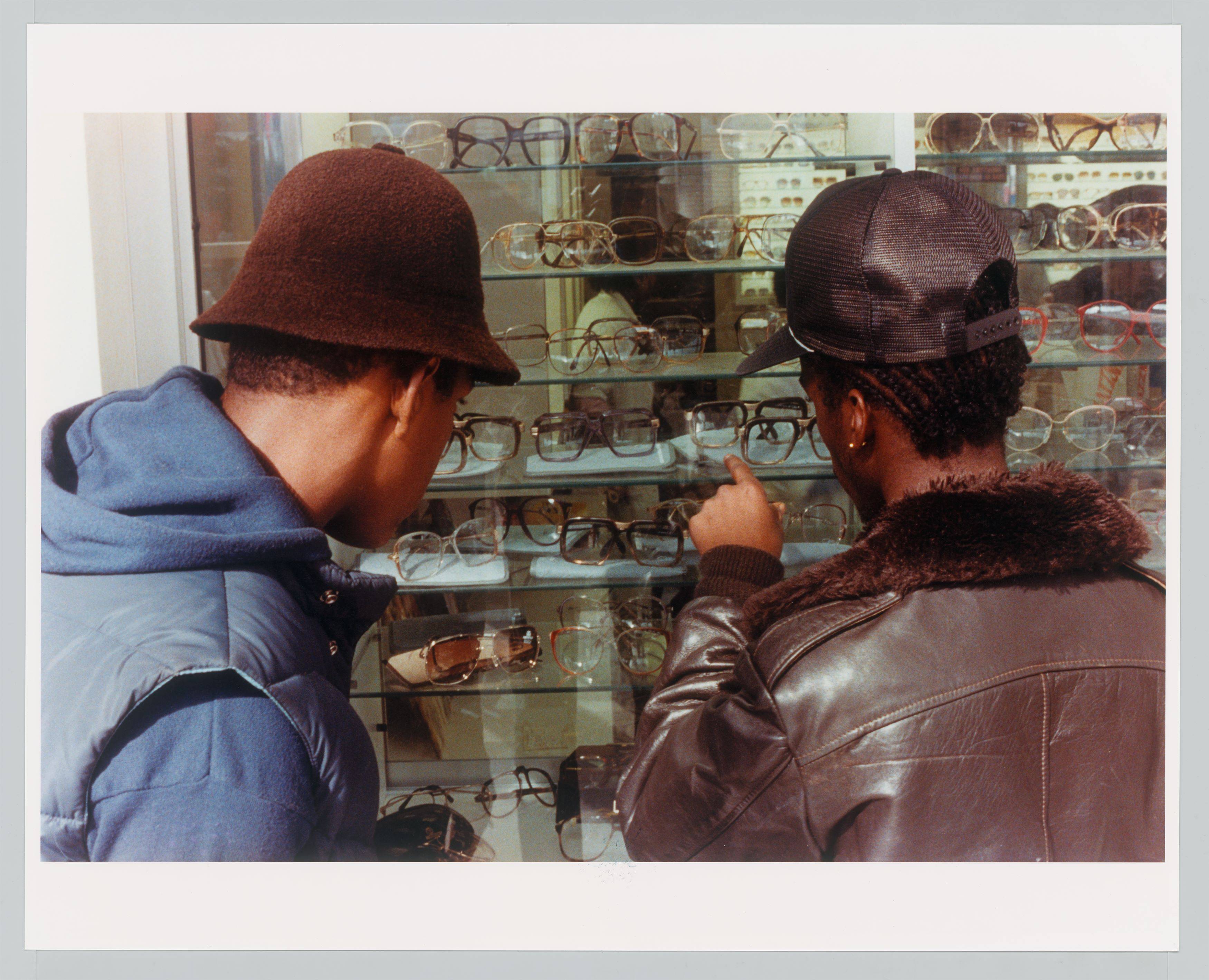 Auf diesem Bild ist das folgende Kunstwerk zu sehen: Jamel Shabazz. Window Shopping, NYC. Um 1980.