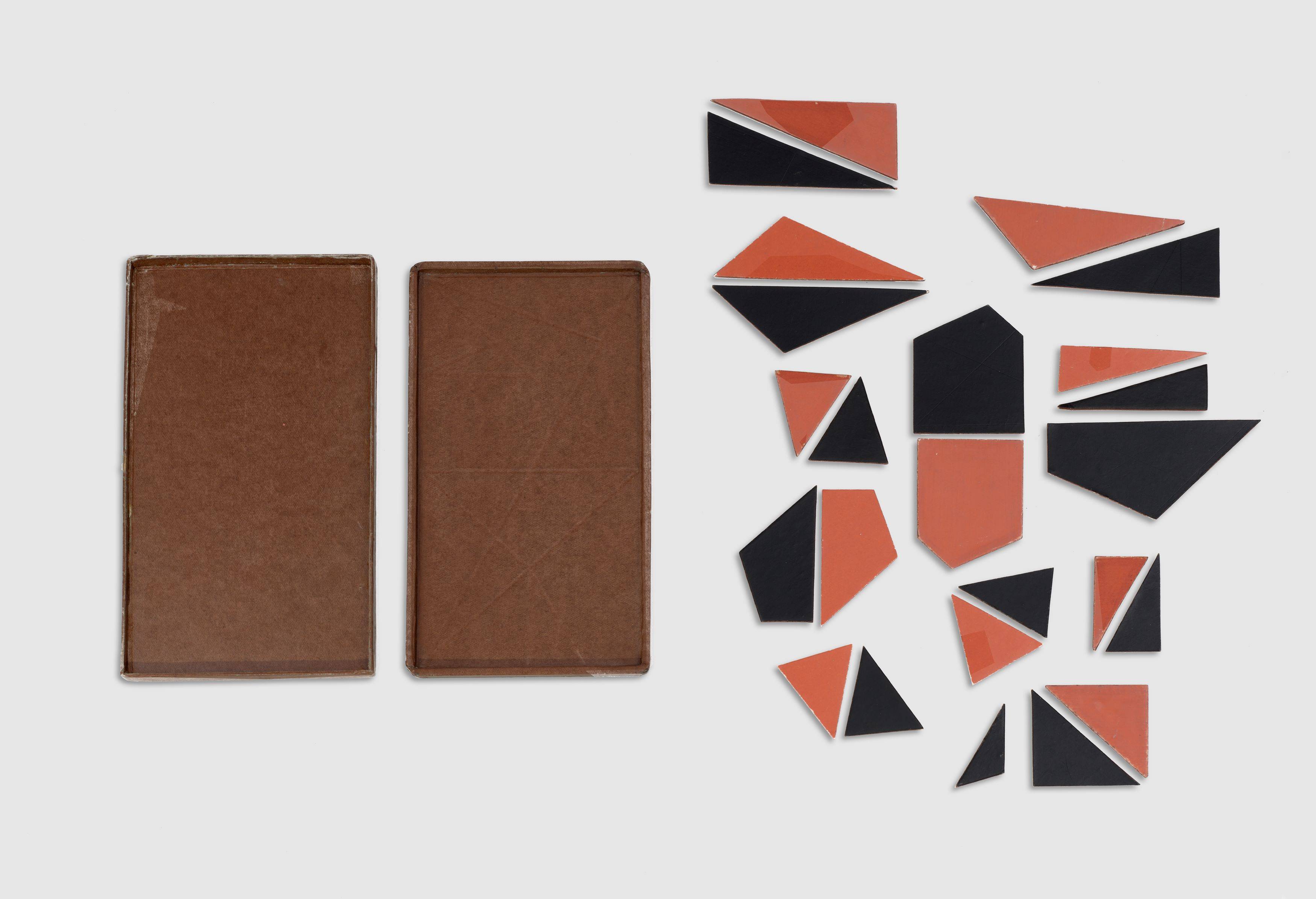 Auf diesem Bild ist das folgende Kunstwerk zu sehen: Hermann Glöckner. Kleines konstruktives Legespiel, zweifarbig. 1936.