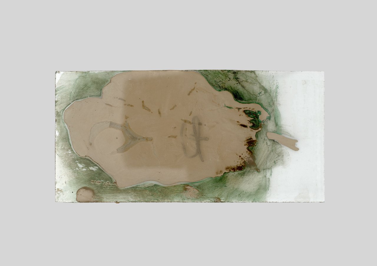 Auf diesem Bild ist das folgende Kunstwerk zu sehen: Hermann Glöckner. Dunkelbraune Erhebung auf grünlicher Fläche. 1963.