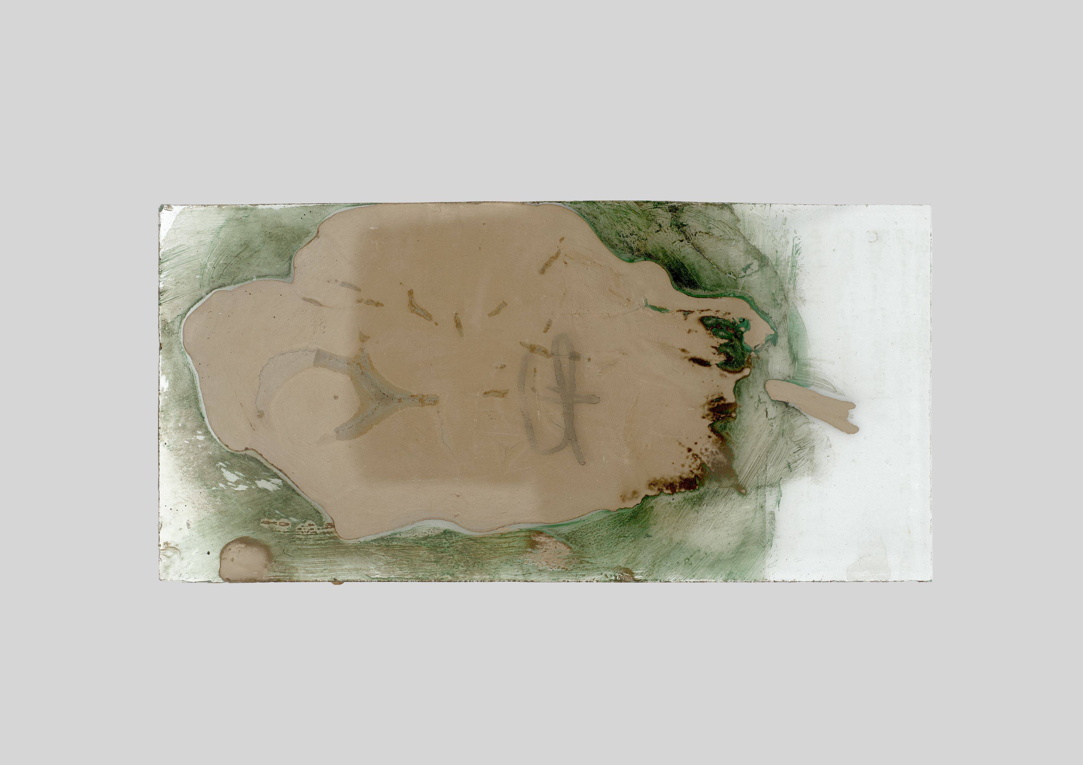 Auf diesem Bild ist das folgende Kunstwerk zu sehen: Hermann Glöckner. Dunkelbraune Erhebung auf grünlicher Fläche. 1963.