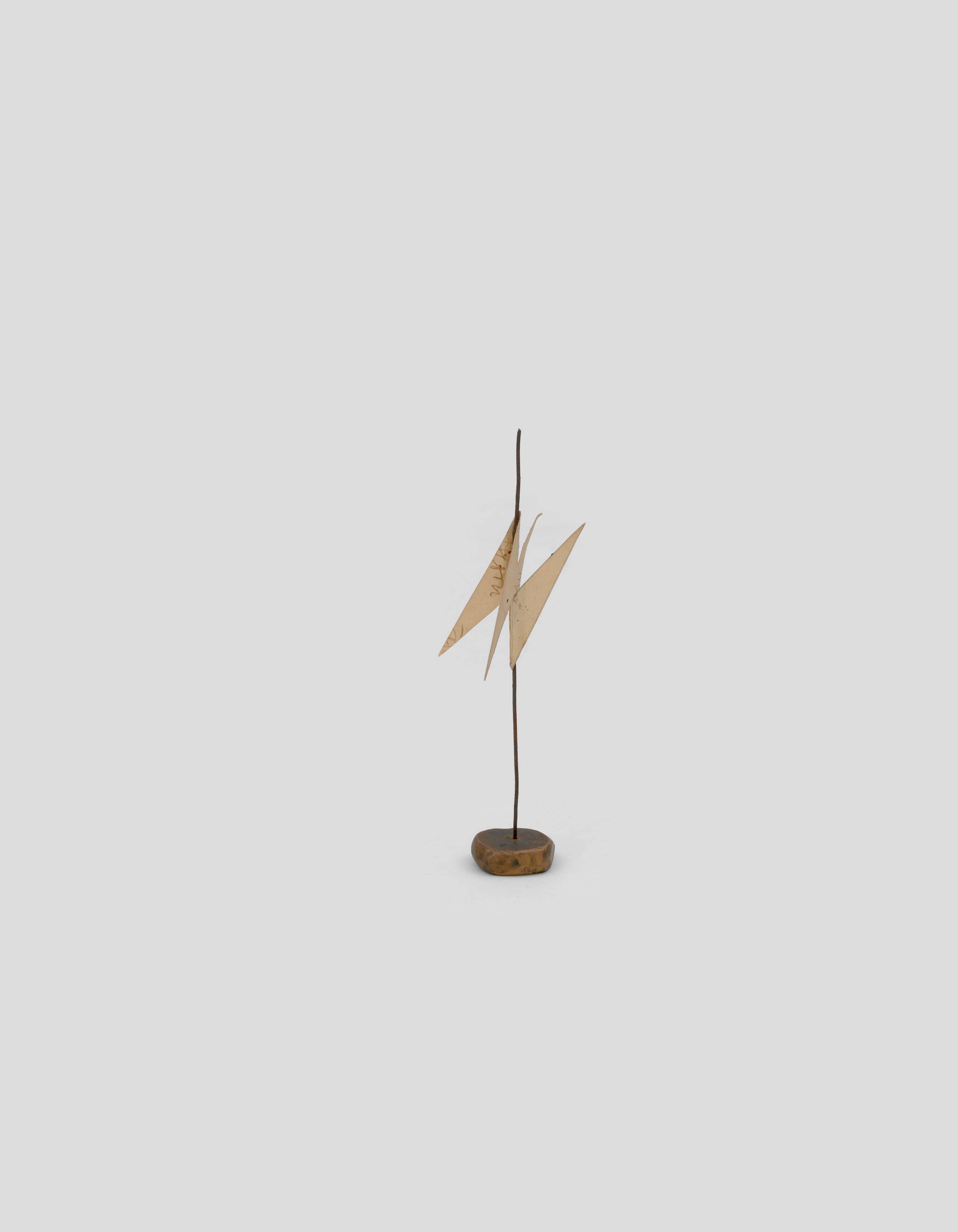 Auf diesem Bild ist das folgende Kunstwerk zu sehen: Hermann Glöckner. Paarig gefaltete Dreiecke, an einem Mast. 1970.
