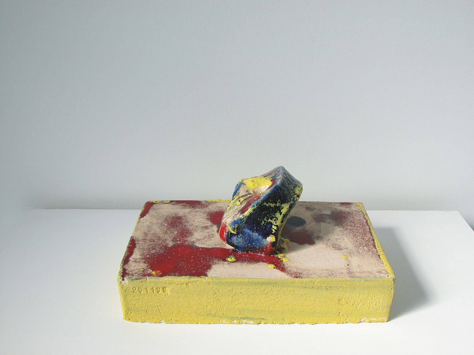 Auf diesem Bild ist das folgende Kunstwerk zu sehen: Thomas Schütte. „Regal (12 Ceramic Sketches)“. 1998/99.