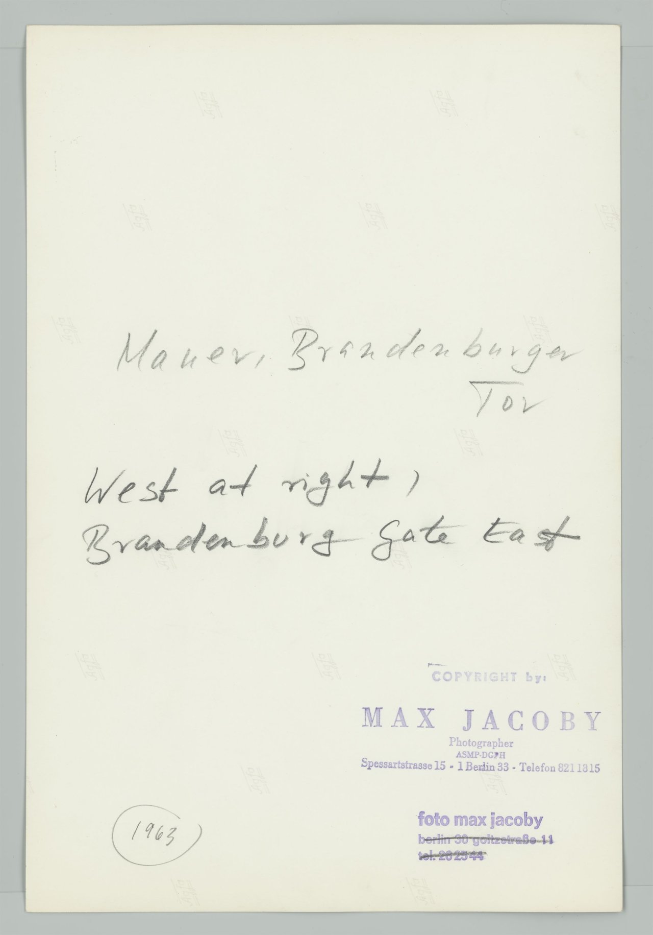 This picture shows the following artwork: Max Jacoby. ”Mauer, Brandenburger Tor”. 1963.