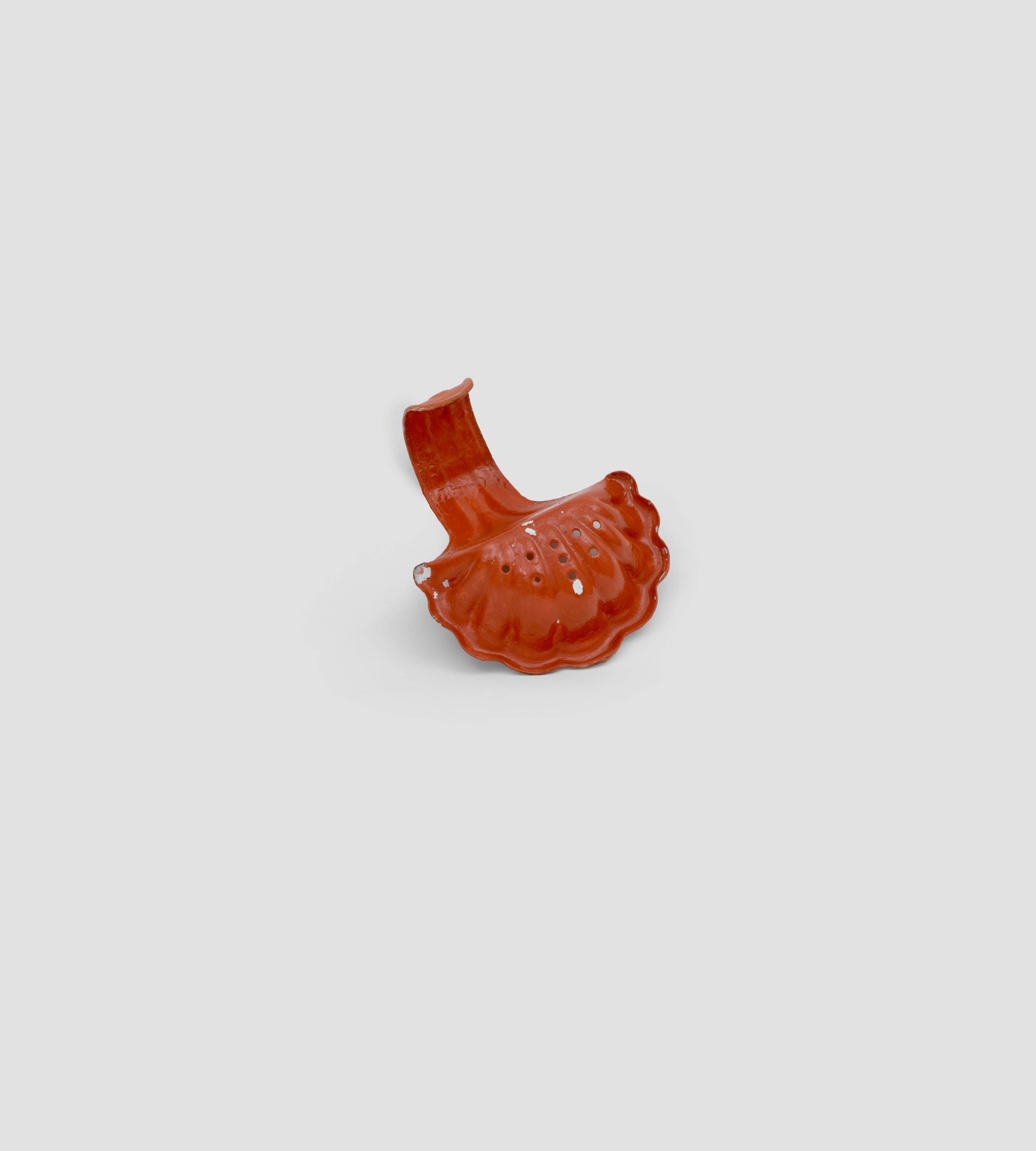 This picture shows the following artwork: Hermann Glöckner. Seifenhalter, rot. 1969.