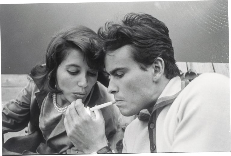 Auf diesem Bild ist das folgende Kunstwerk zu sehen: Will McBride. „Horst Buchholz und Frau, Berlin". 1957.