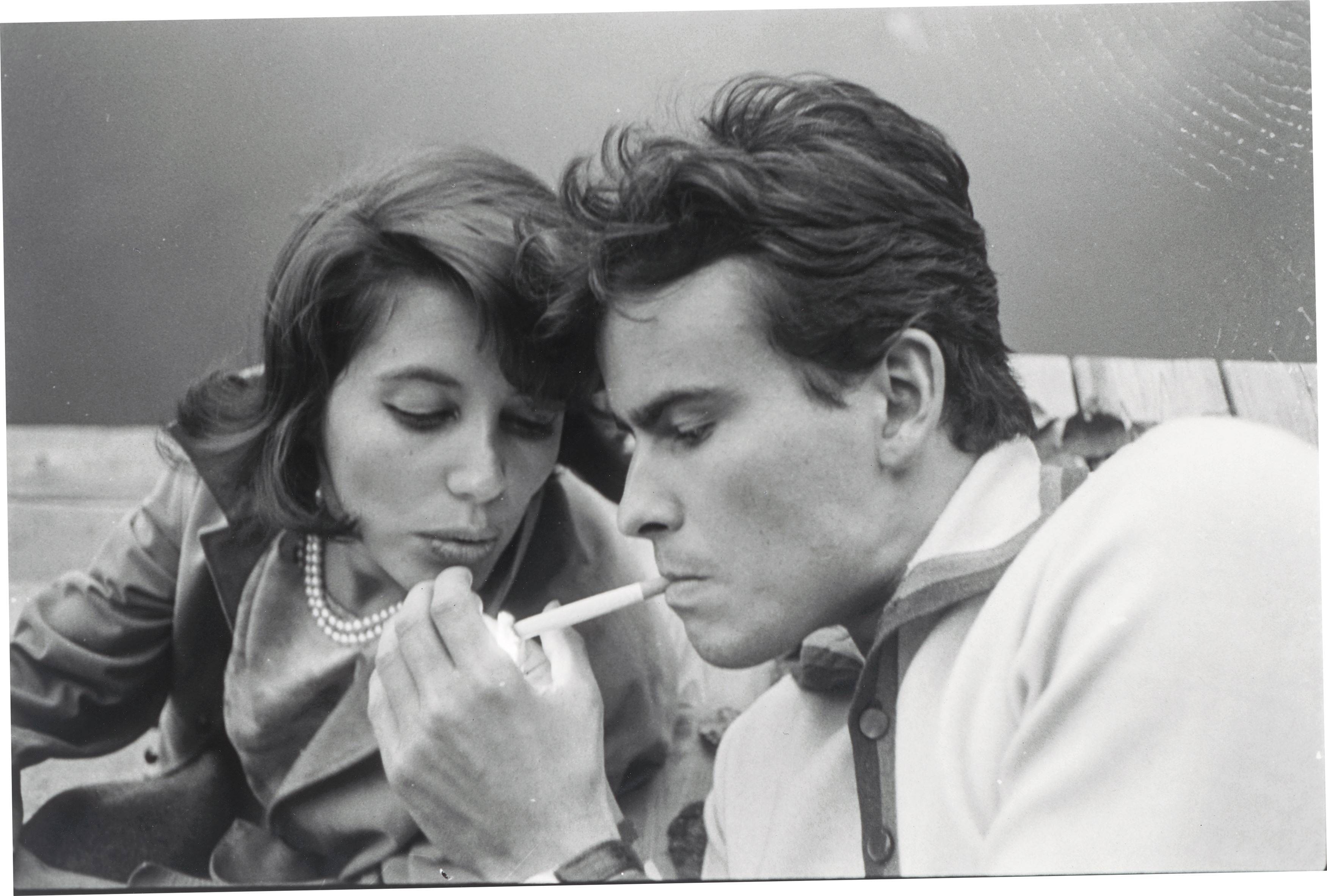 Auf diesem Bild ist das folgende Kunstwerk zu sehen: Will McBride. „Horst Buchholz und Frau, Berlin