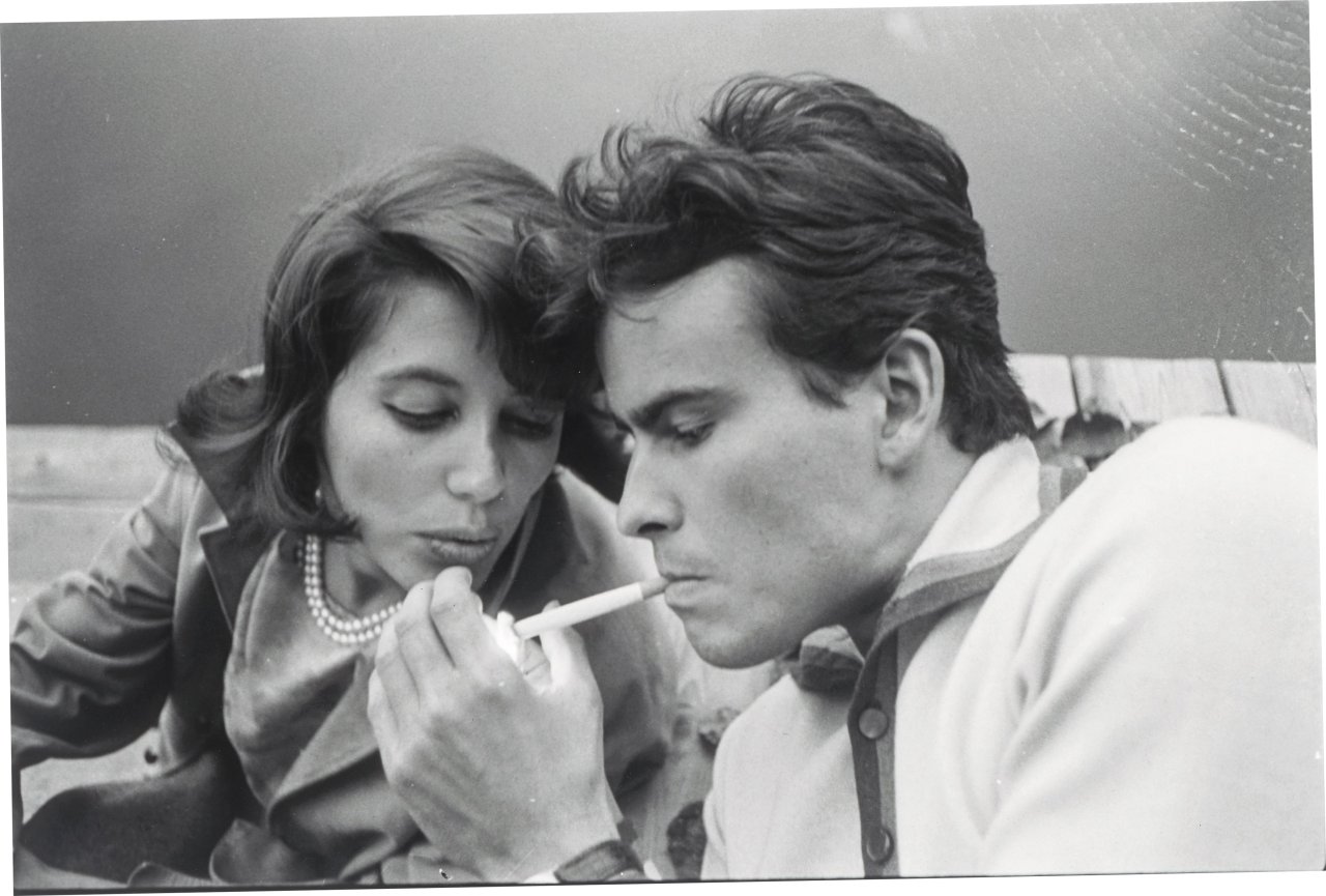 Auf diesem Bild ist das folgende Kunstwerk zu sehen: Will McBride. „Horst Buchholz und Frau, Berlin