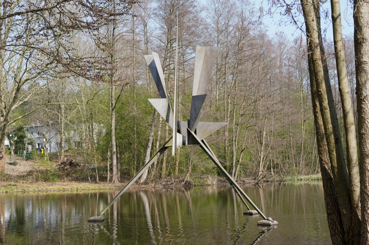 This picture shows the following artwork: Hans Uhlmann. ”2. Entwurf für das Mahnmal zum Gedächtnis des Widerstandes im Dritten Reich in Leverkusen-Alkenrath”. 1957.