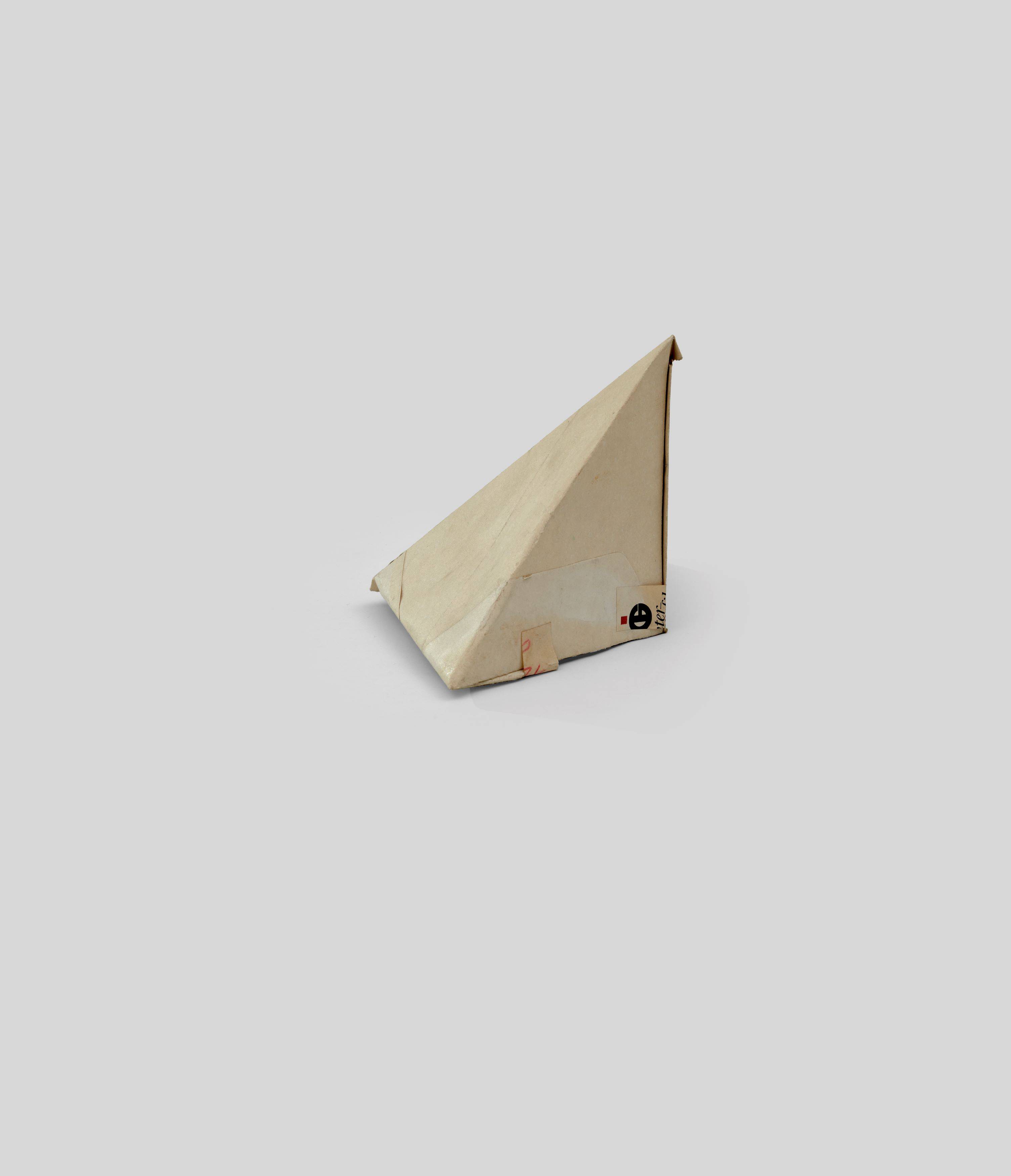 Auf diesem Bild ist das folgende Kunstwerk zu sehen: Hermann Glöckner. Unregelmäßiger Polyeder (Pentaeder) auf der Grundfläche eines unregelmäßigen Tetraeders.