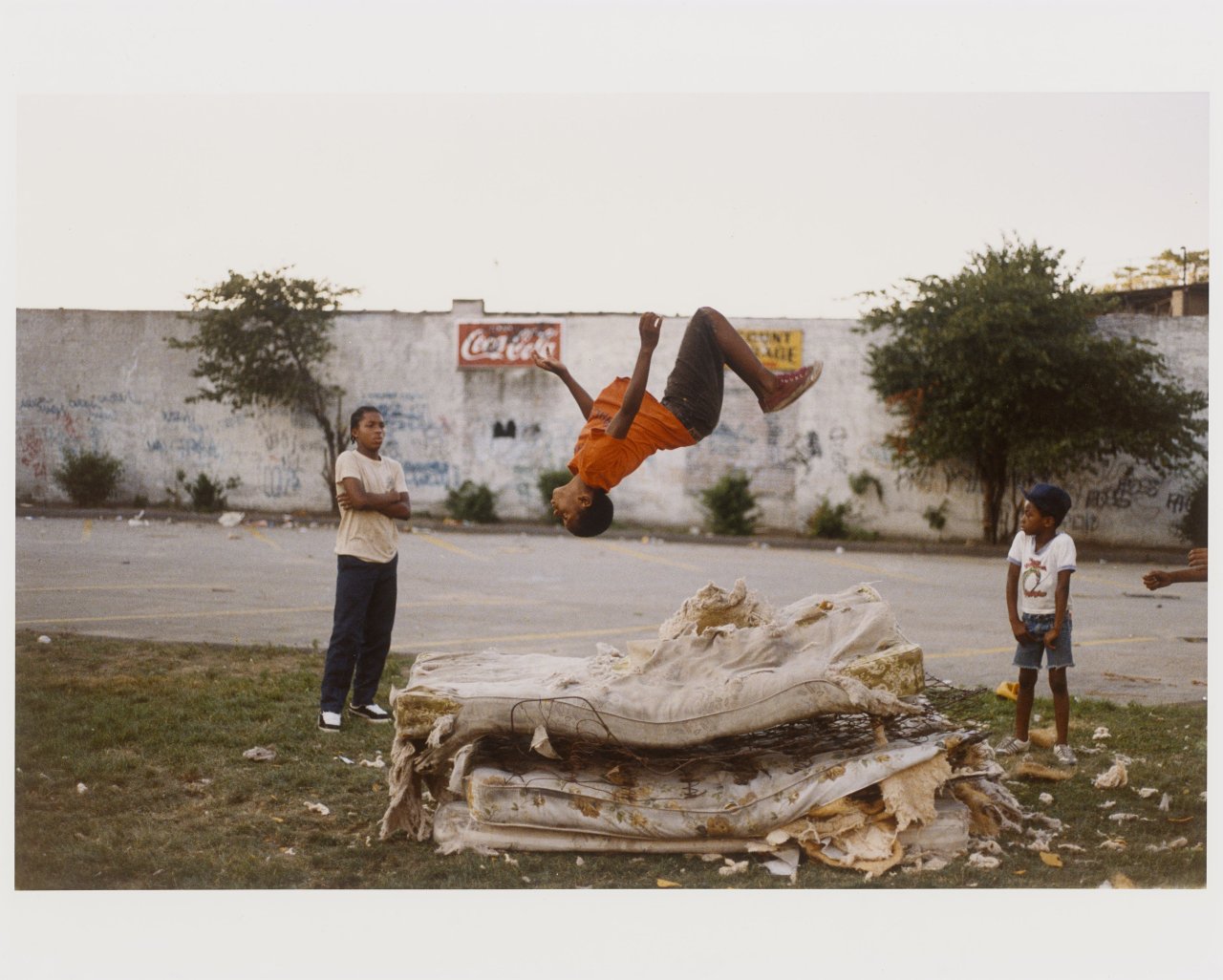Auf diesem Bild ist das folgende Kunstwerk zu sehen: Jamel Shabazz. Flying High, Brooklyn, NYC. 1982.