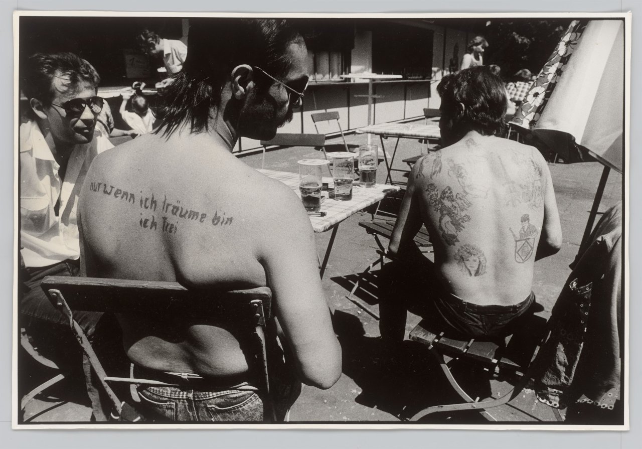 This picture shows the following artwork: Harald Hauswald. ”Weissensee”. 1983.