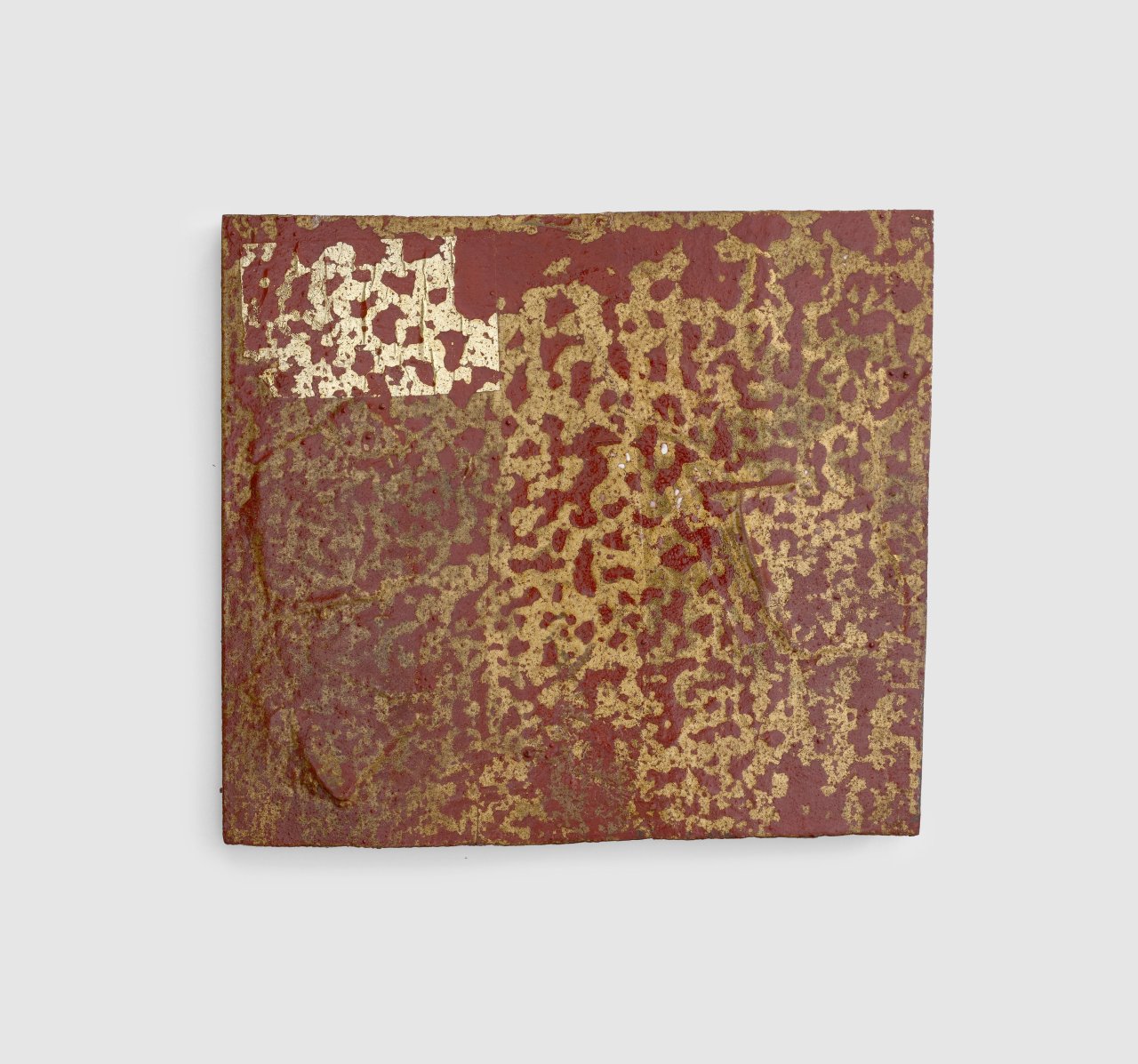 Auf diesem Bild ist das folgende Kunstwerk zu sehen: Hermann Glöckner. Informelle goldene Struktur auf rotbraunem Grund.