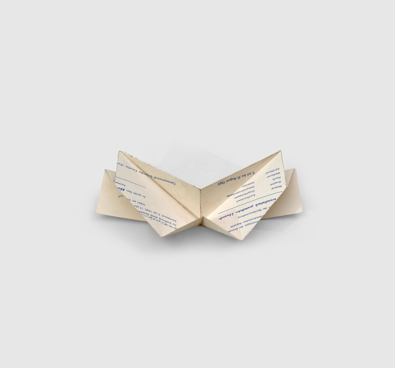 Auf diesem Bild ist das folgende Kunstwerk zu sehen: Hermann Glöckner. Zweiflügelige Faltung. 1969.