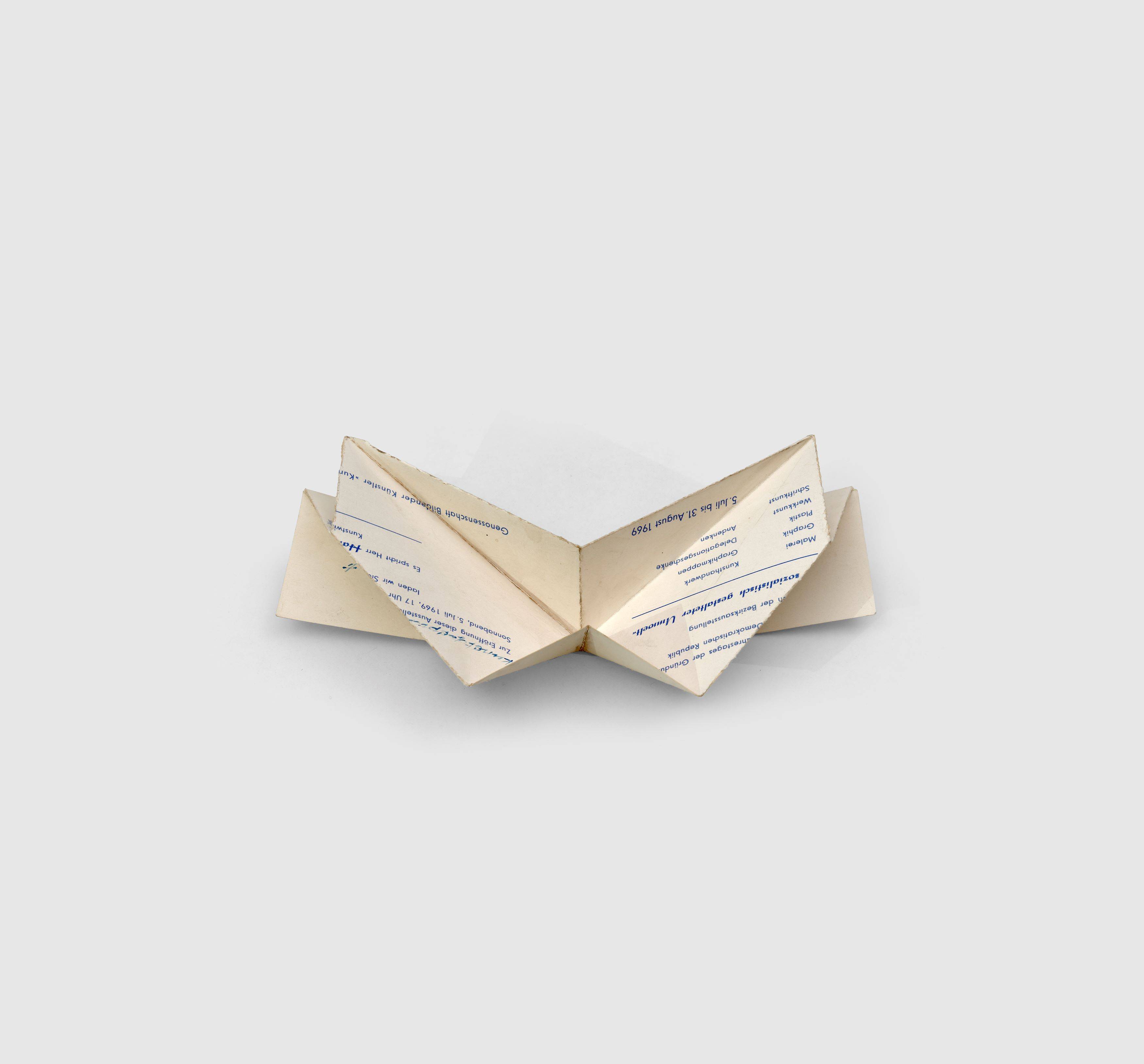 Auf diesem Bild ist das folgende Kunstwerk zu sehen: Hermann Glöckner. Zweiflügelige Faltung. 1969.