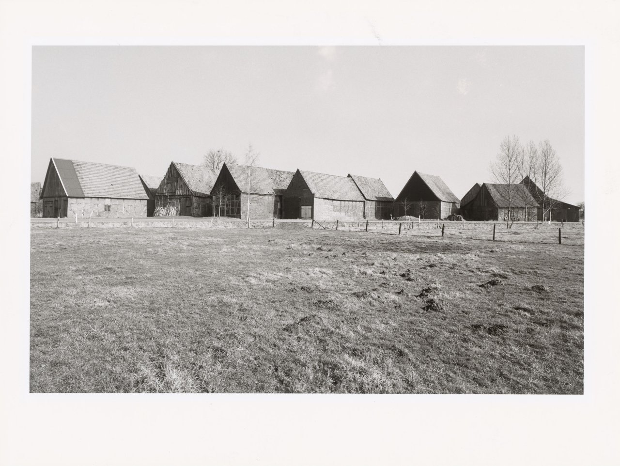 This picture shows the following artwork: Heinrich Riebesehl. ”Schlüsselburg (Minden)”, Februar 1978, from the series ”Agrarlandschaften”, 1976–1979.