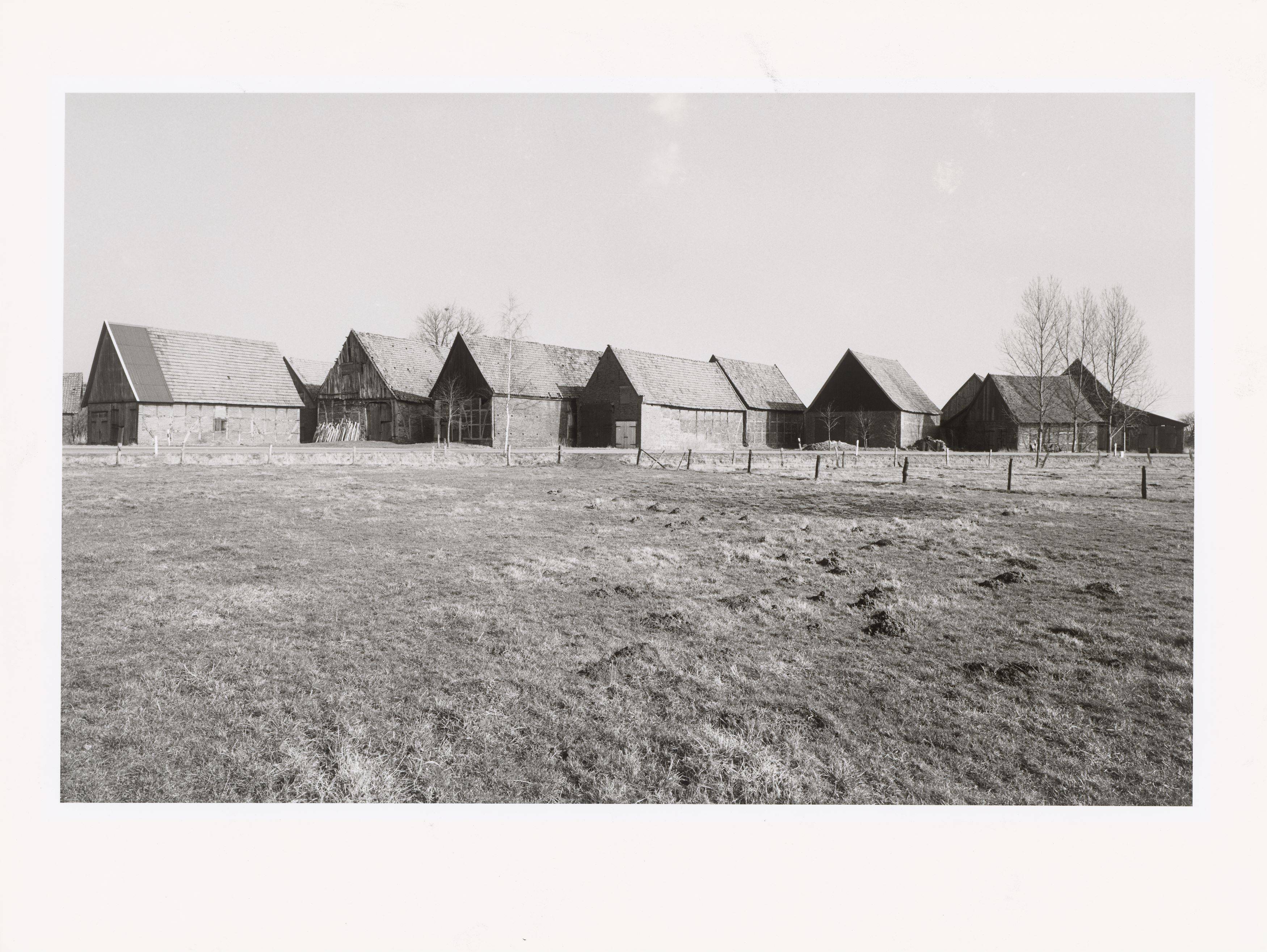This picture shows the following artwork: Heinrich Riebesehl. ”Schlüsselburg (Minden)”, Februar 1978, from the series ”Agrarlandschaften”, 1976–1979.