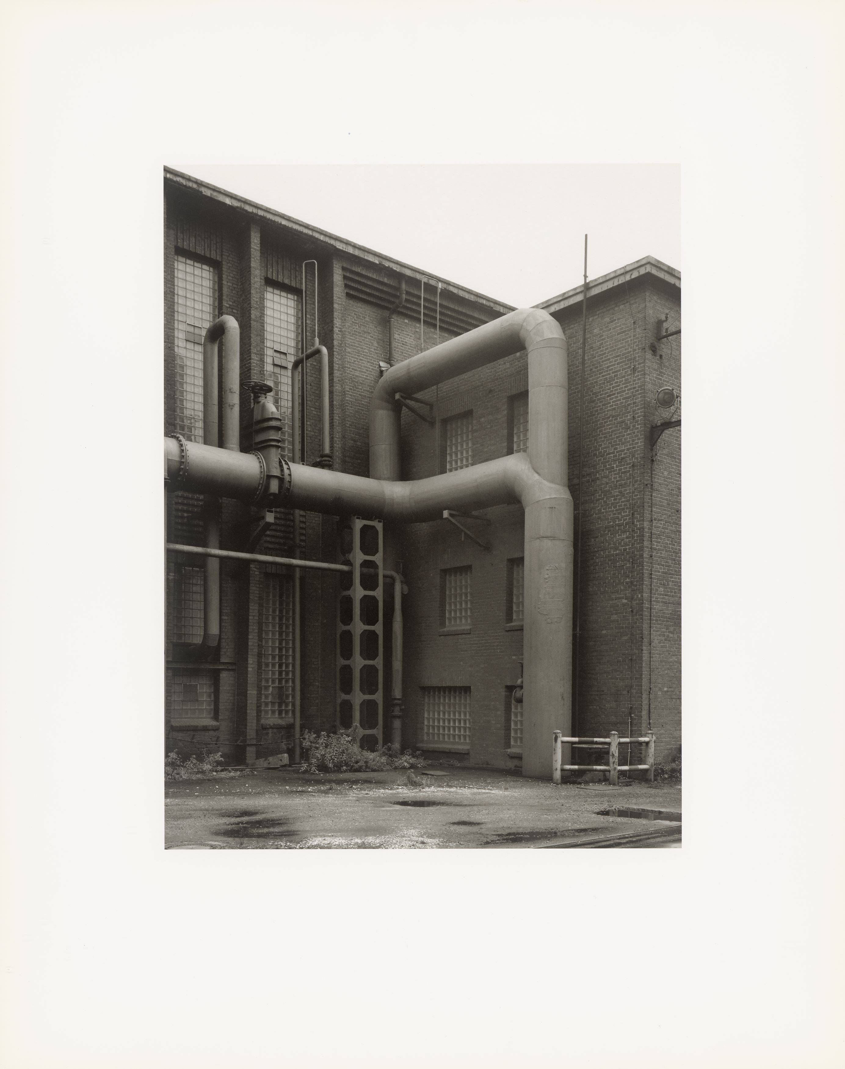 Auf diesem Bild ist das folgende Kunstwerk zu sehen: Bernd und Hilla Becher. „Walls and Conduits“. 1991.