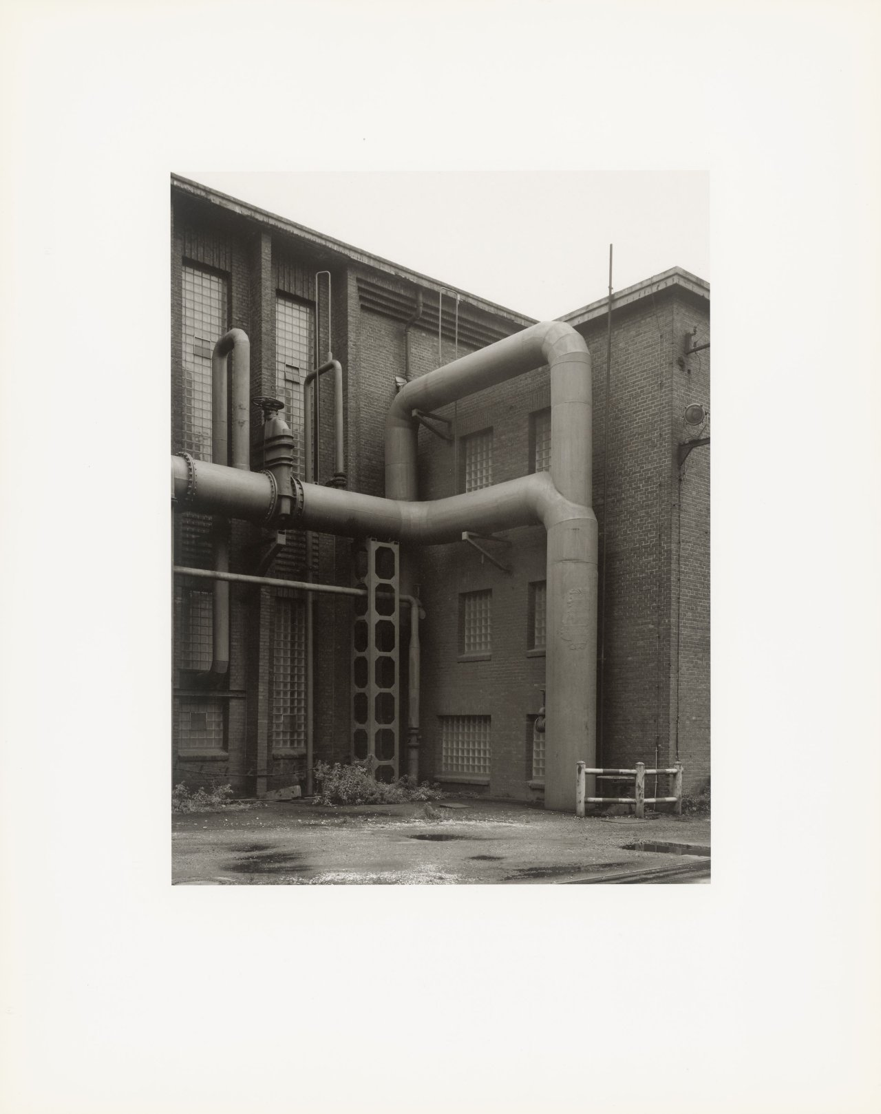 Auf diesem Bild ist das folgende Kunstwerk zu sehen: Bernd und Hilla Becher. „Walls and Conduits“. 1991.