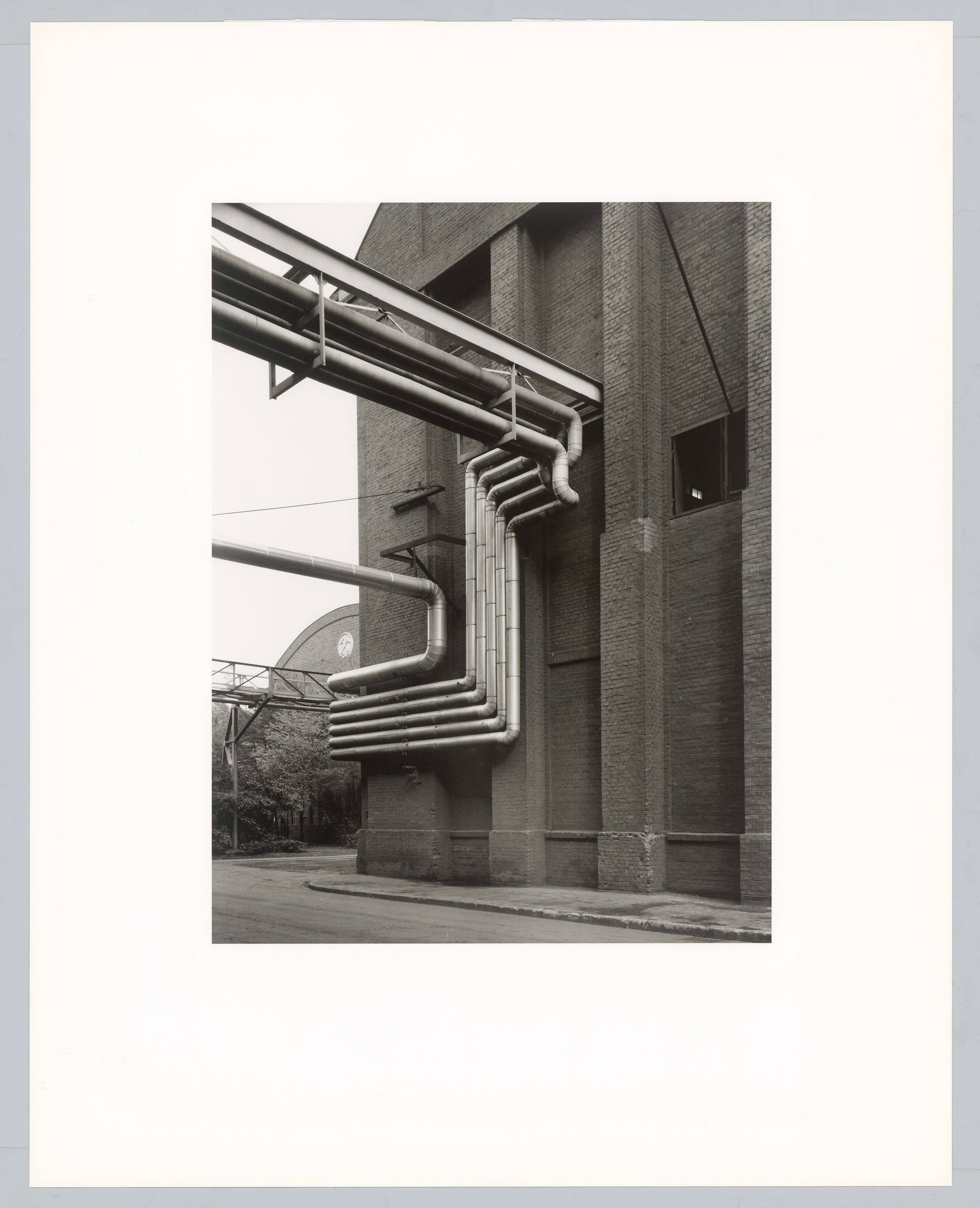 Auf diesem Bild ist das folgende Kunstwerk zu sehen: Bernd und Hilla Becher. „Walls and Conduits“. 1991.