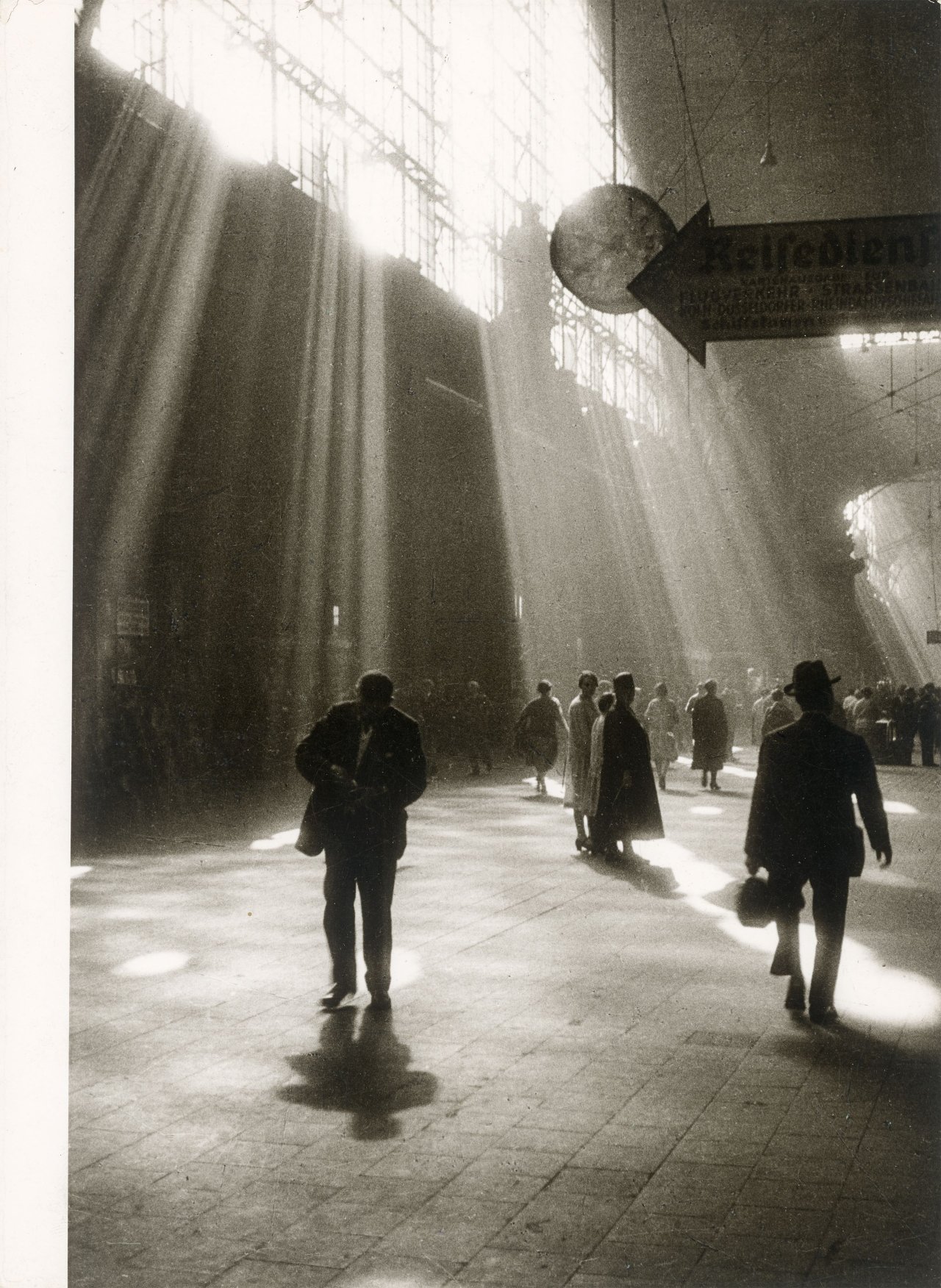 Auf diesem Bild ist das folgende Kunstwerk zu sehen: Dr. Paul Wolff. Hauptbahnhof Frankfurt am Main. 1928.