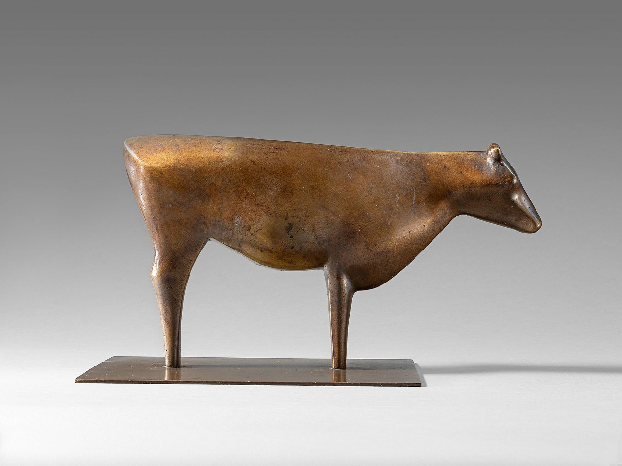 This picture shows the following artwork: Ewald Mataré. ”Stehende Kuh ‚Windkuh‘”. 1923.