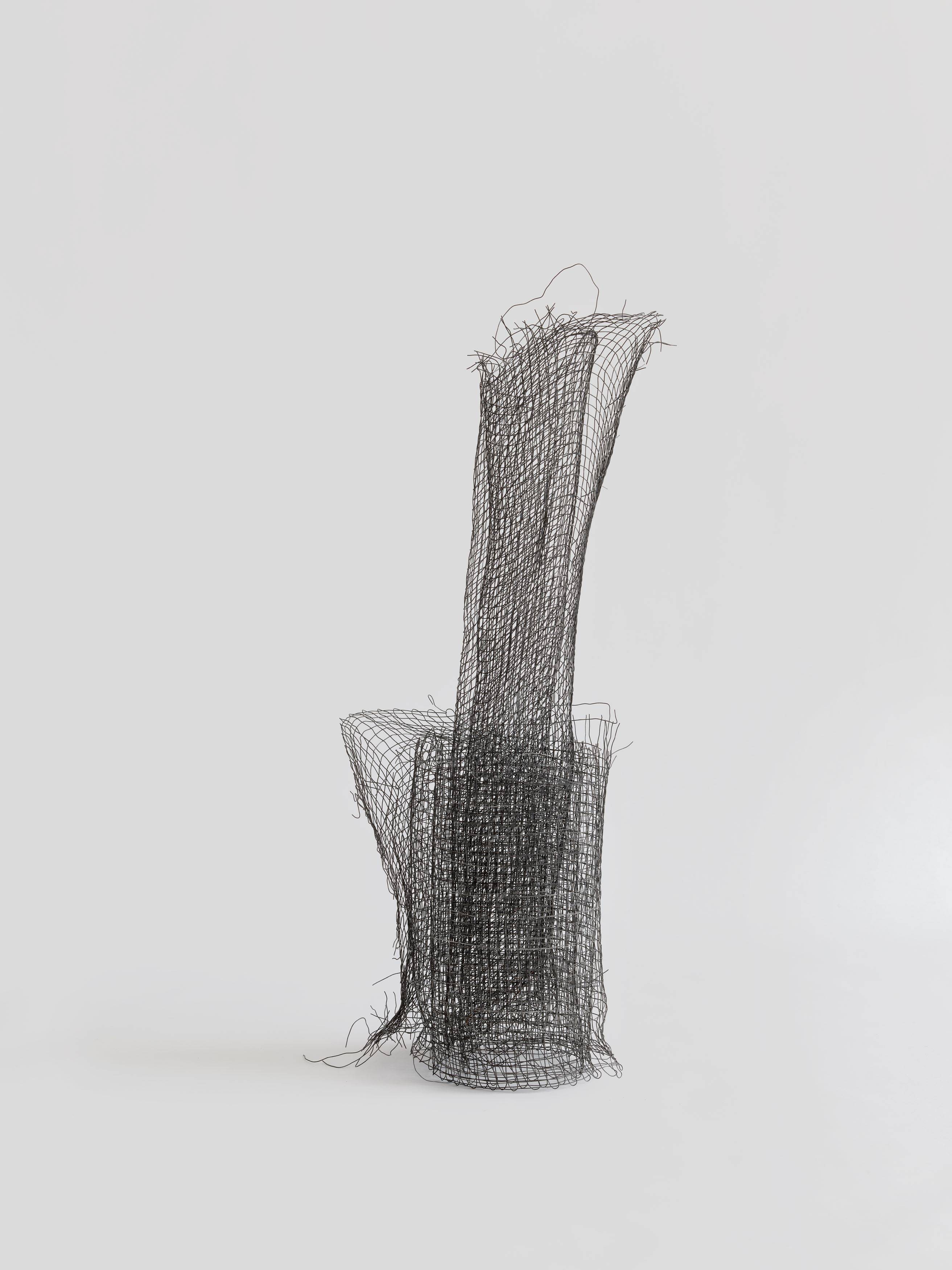 Auf diesem Bild ist das folgende Kunstwerk zu sehen: Hermann Glöckner. Figuration aus aufgerolltem Maschendraht.
