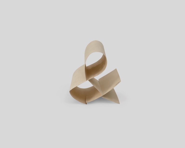 Auf diesem Bild ist das folgende Kunstwerk zu sehen: Hermann Glöckner. Zeichen „&“ aufgerichtet. 1971.