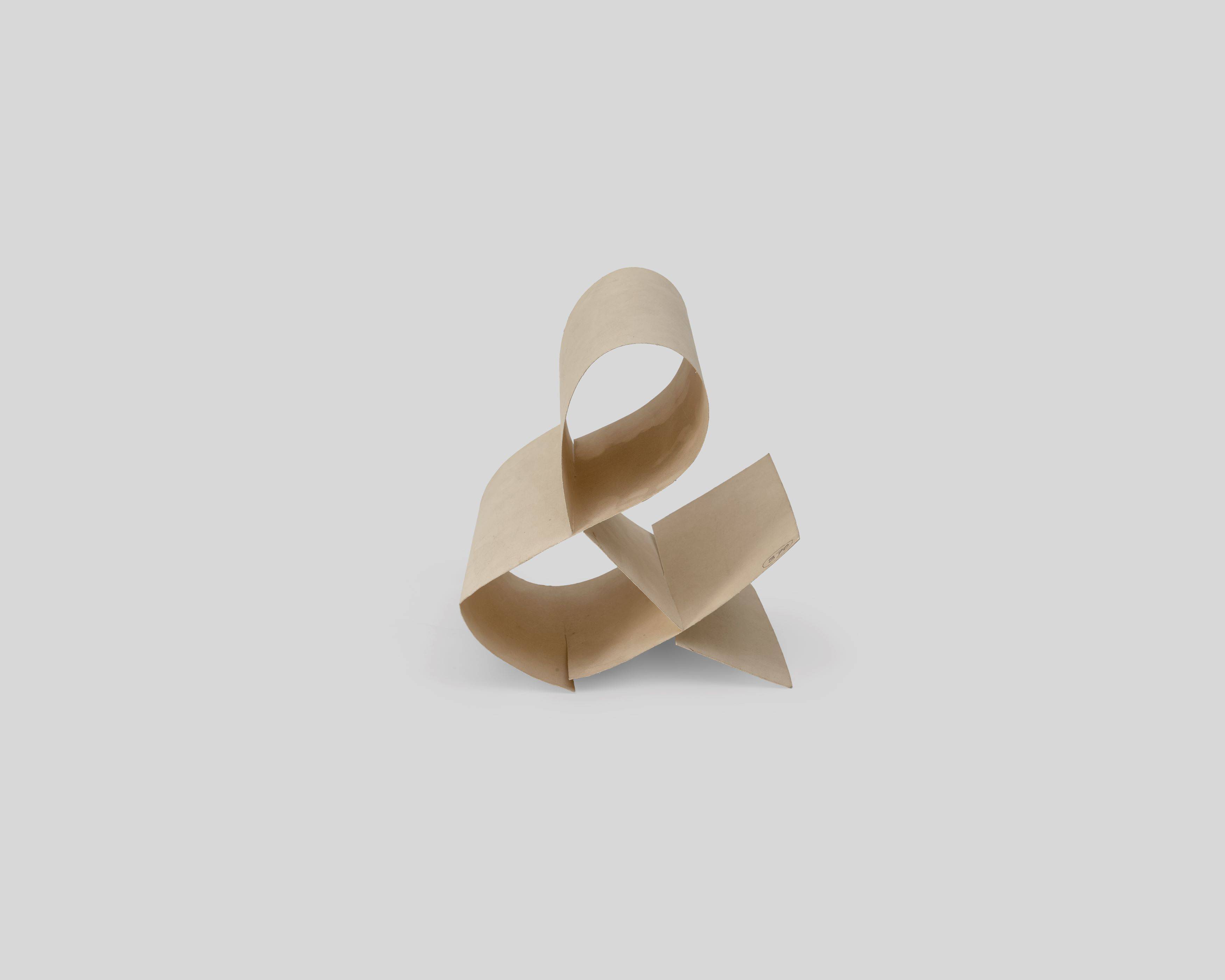 Auf diesem Bild ist das folgende Kunstwerk zu sehen: Hermann Glöckner. Zeichen „&“ aufgerichtet. 1971.